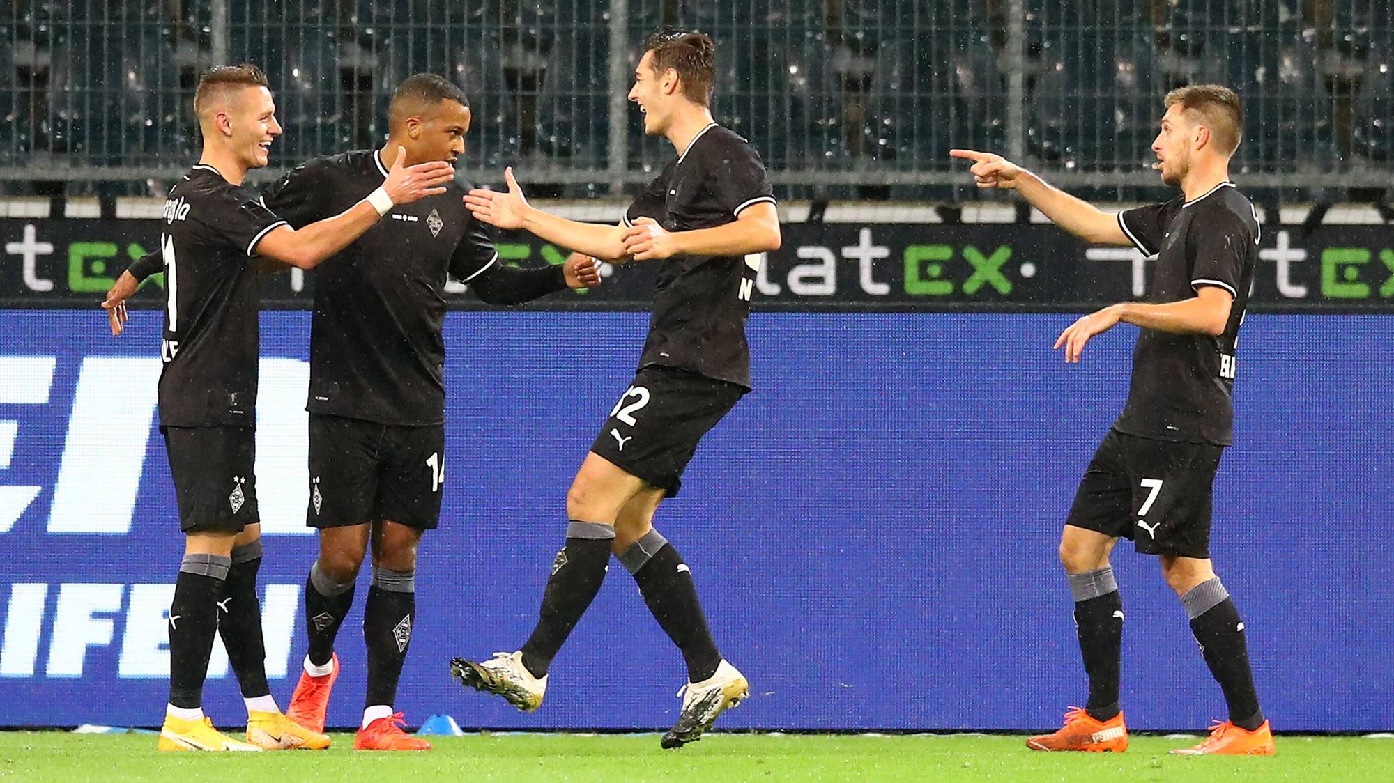 Hannes Wolf, Alassane Plea, Florian Neuhaus und Patrick Herrmann (von l.n.r.) bejubeln den Siegtreffer für Borussia gegen Leipzig.