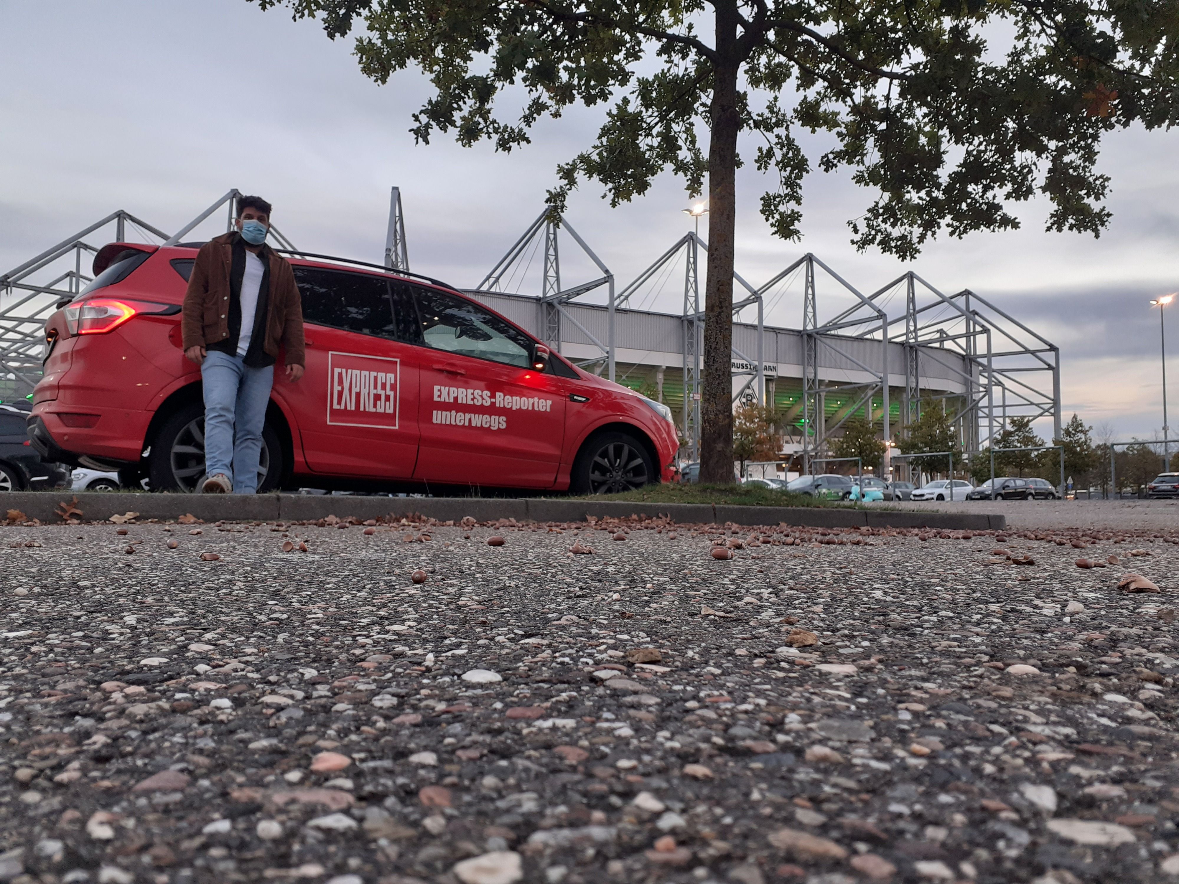 Volontär Piet van Riesenbeck parkte mit dem EXRPESS-Auto vor dem Borussia-Park.