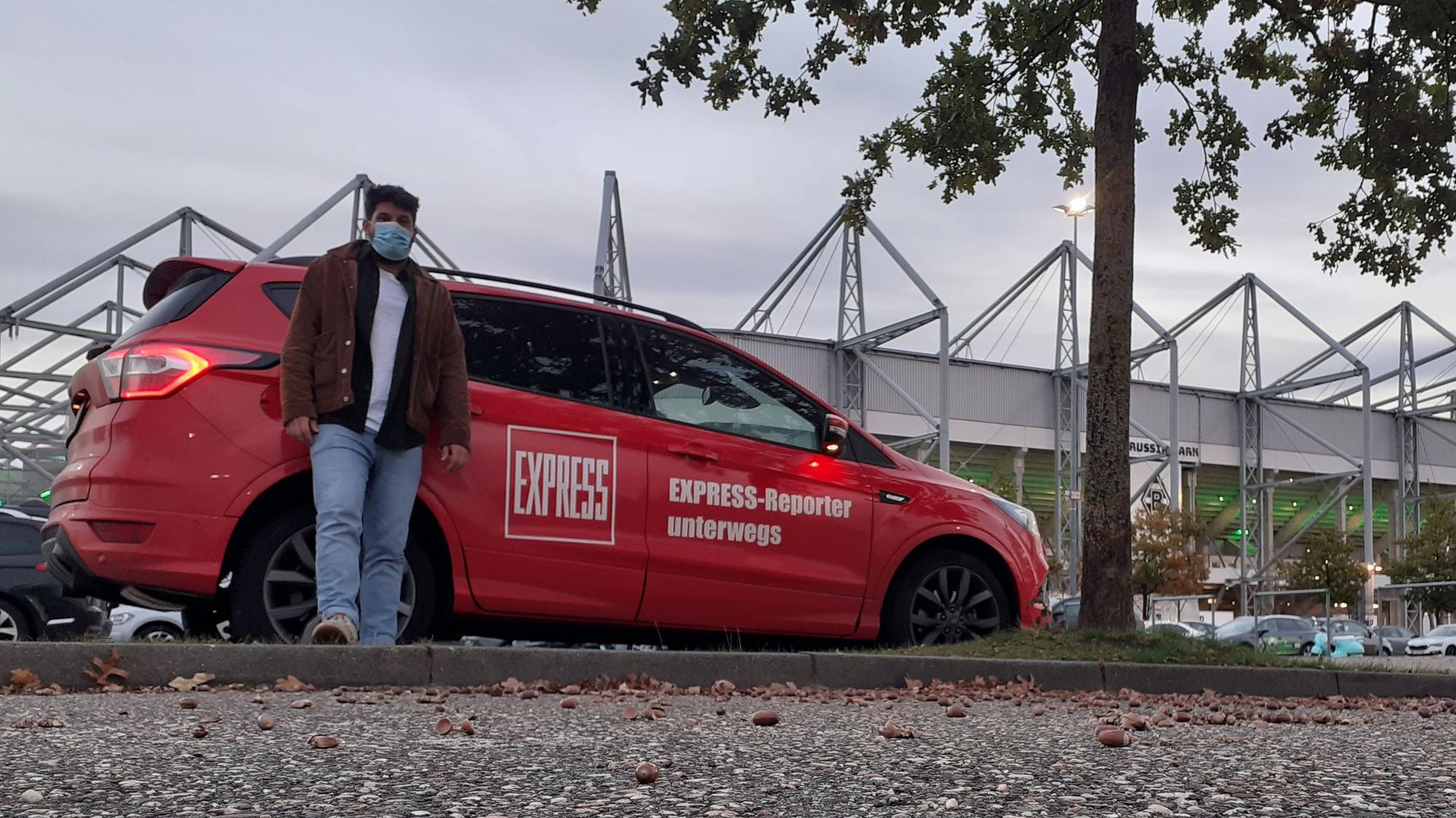 Volontär Piet van Riesenbeck parkte mit dem EXRPESS-Auto vor dem Borussia-Park.
