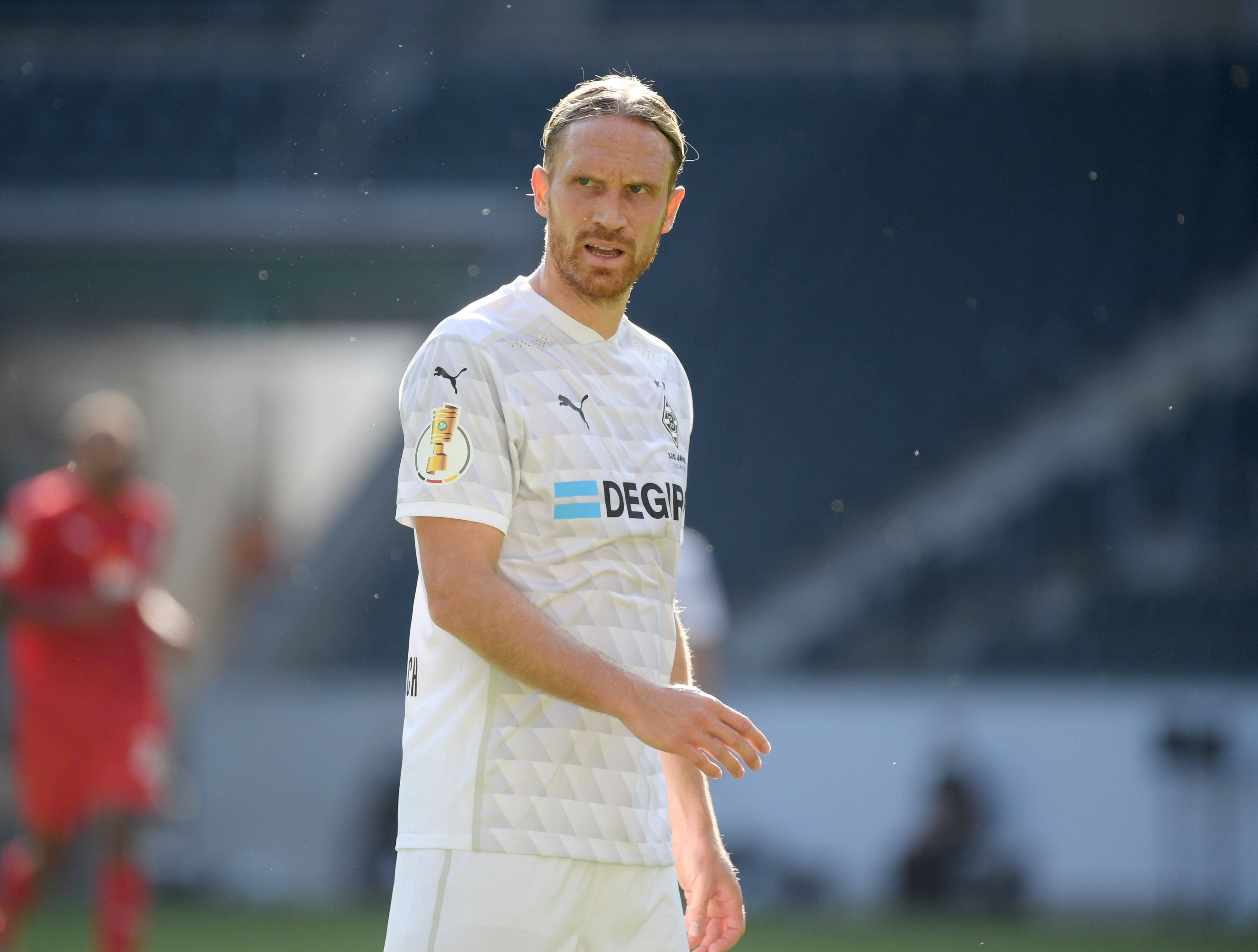 Michael Lang guckt böse während des DFB-Pokal-Spiels gegen den FC Oberneuland.