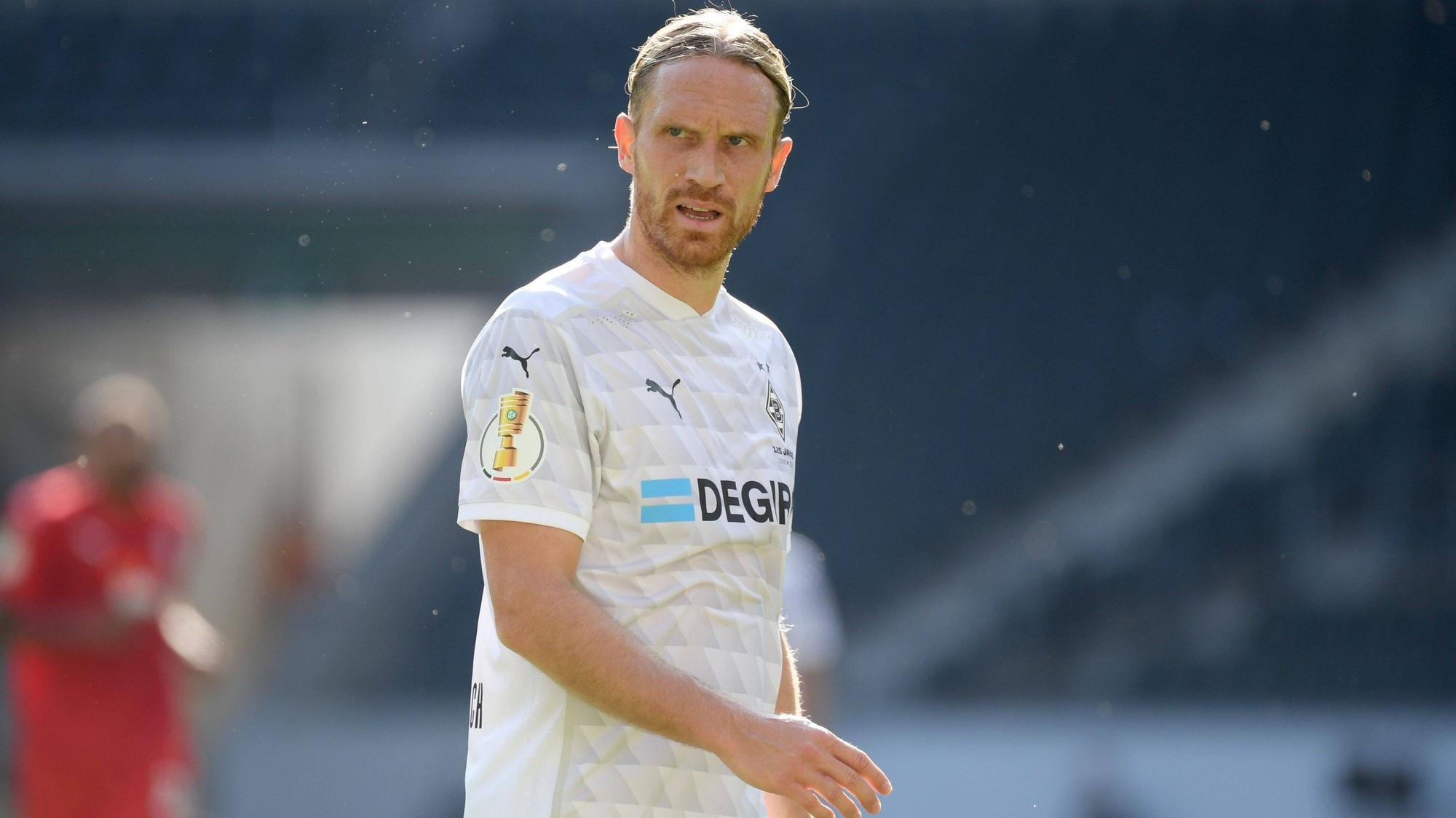 Michael Lang guckt böse während des DFB-Pokal-Spiels gegen den FC Oberneuland.