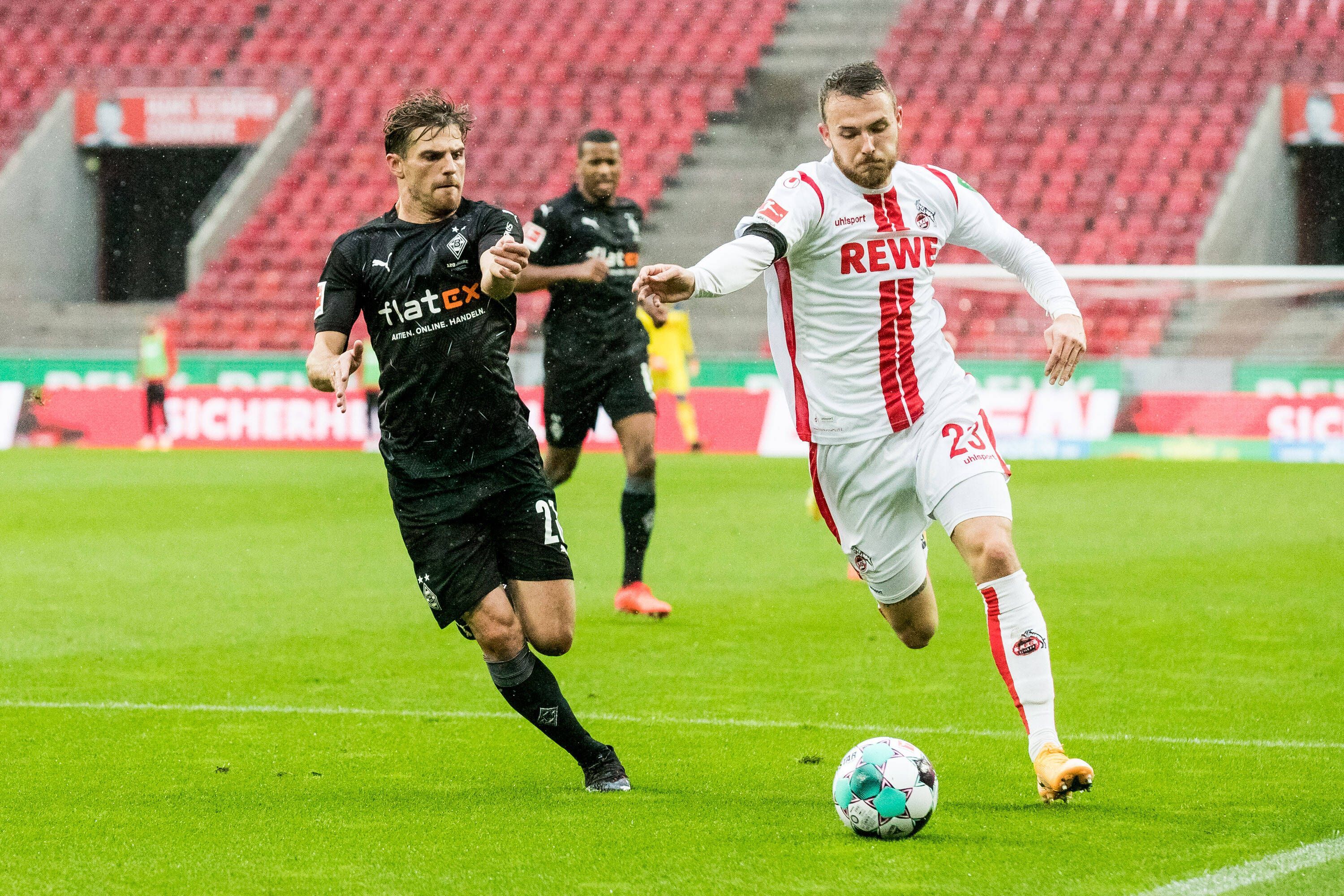 Jonas Hofmann (links), Borussia Mönchengladbach, und Jannes Horn (rechts), 1. FC Köln, in einem Laufduell um den Ball.
