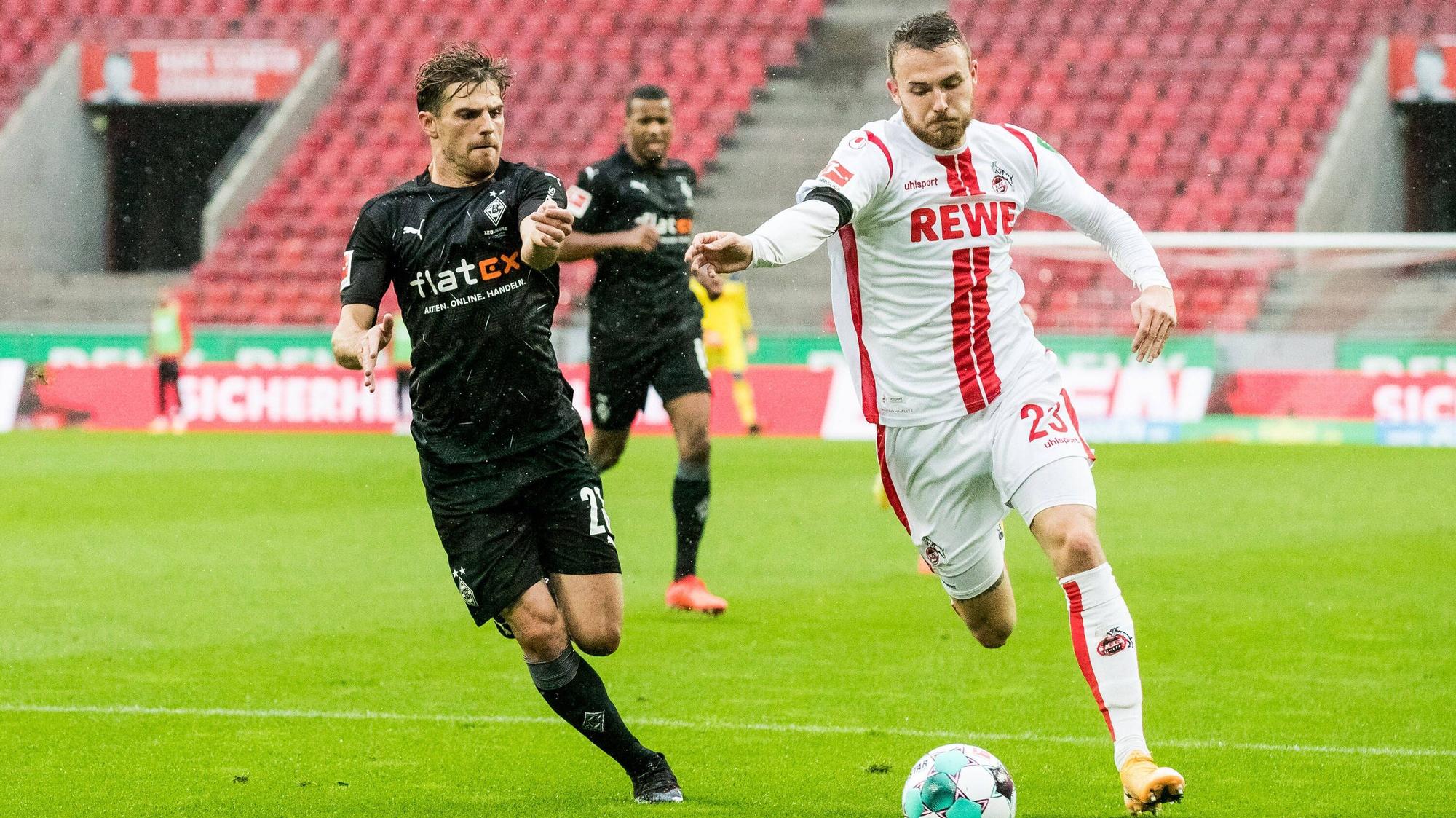 Jonas Hofmann (links), Borussia Mönchengladbach, und Jannes Horn (rechts), 1. FC Köln, in einem Laufduell um den Ball.
