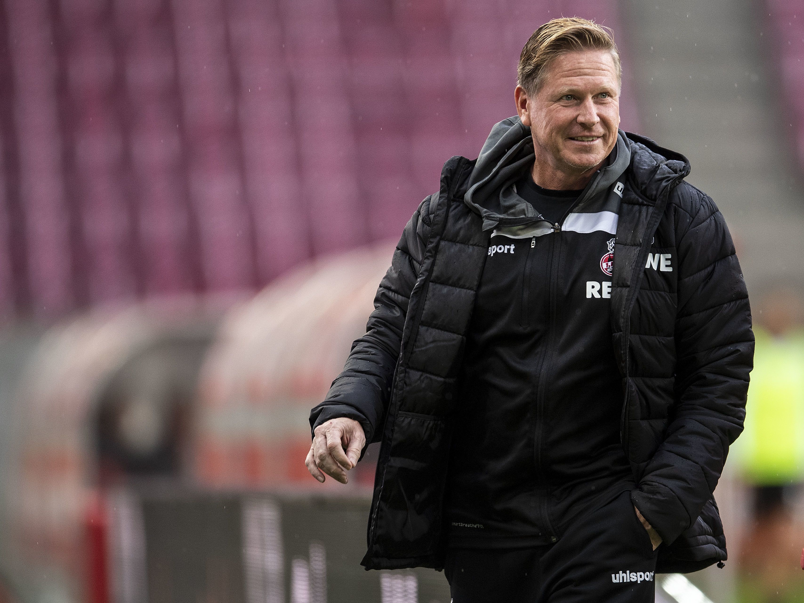 Markus Gisdol, Trainer des 1. FC Köln, steht beim Duell gegen Borussia Mönchengladbach im Kölner Stadion.