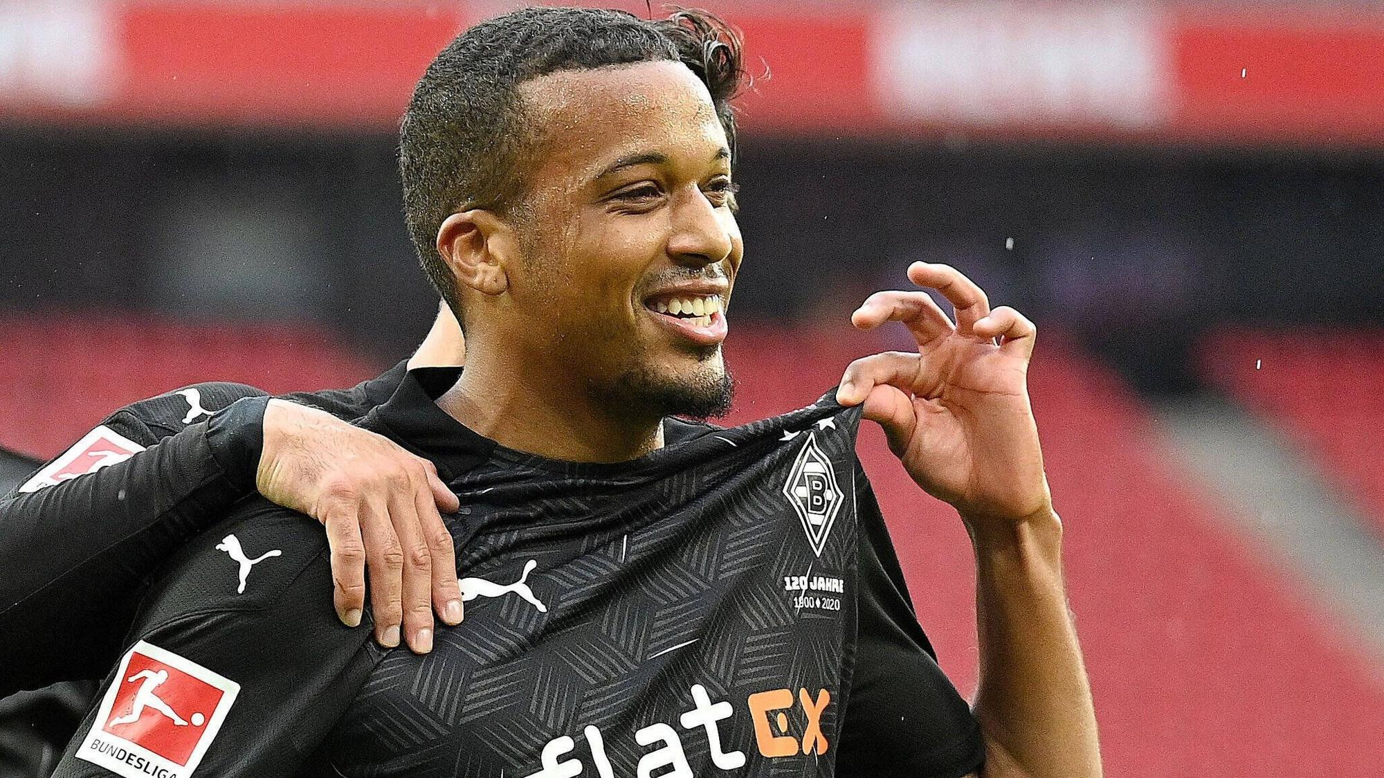 Borussias Alassane Plea bejubelt seinen Treffer zum 1:0 in Köln.