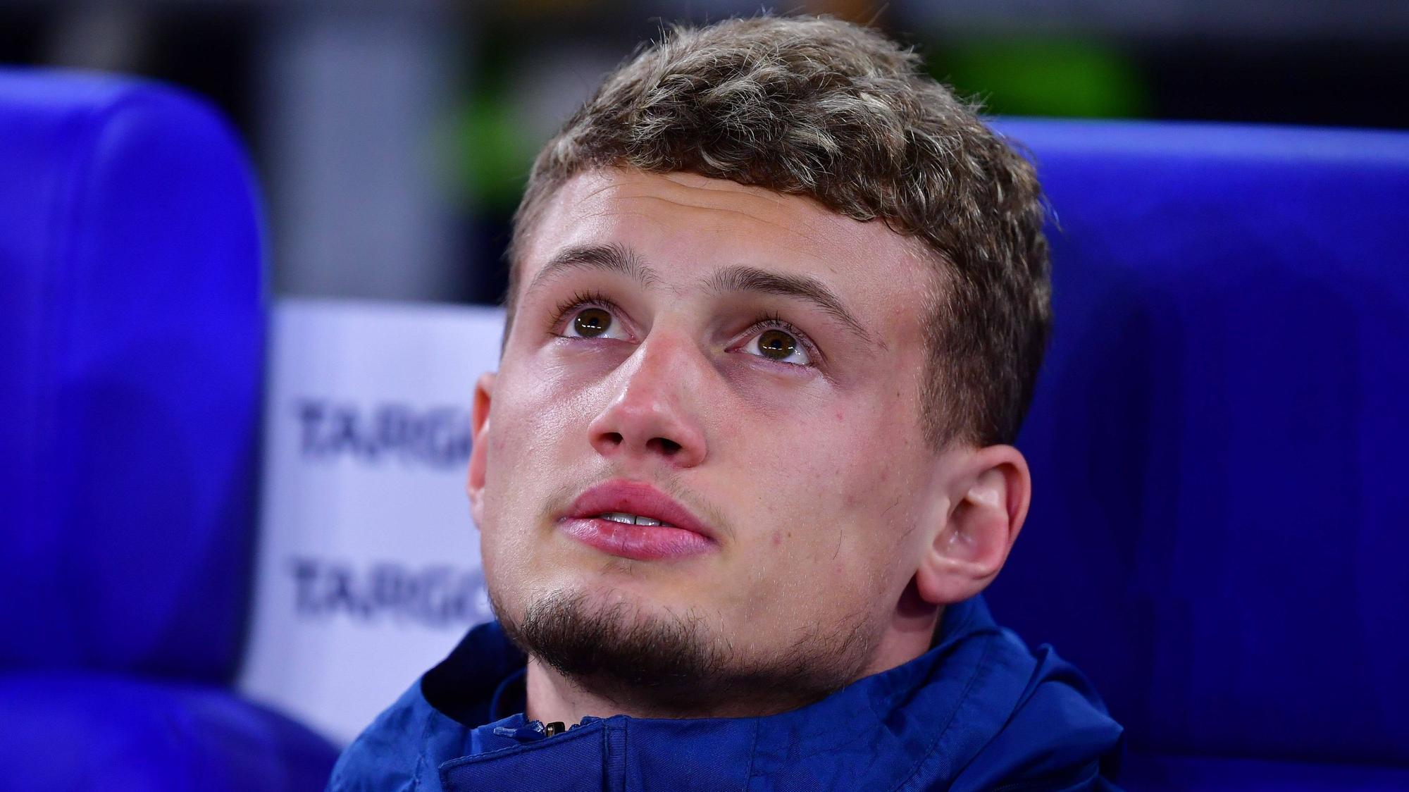 Michaël Cuisance guckt skeptisch am Spielfeldrand.