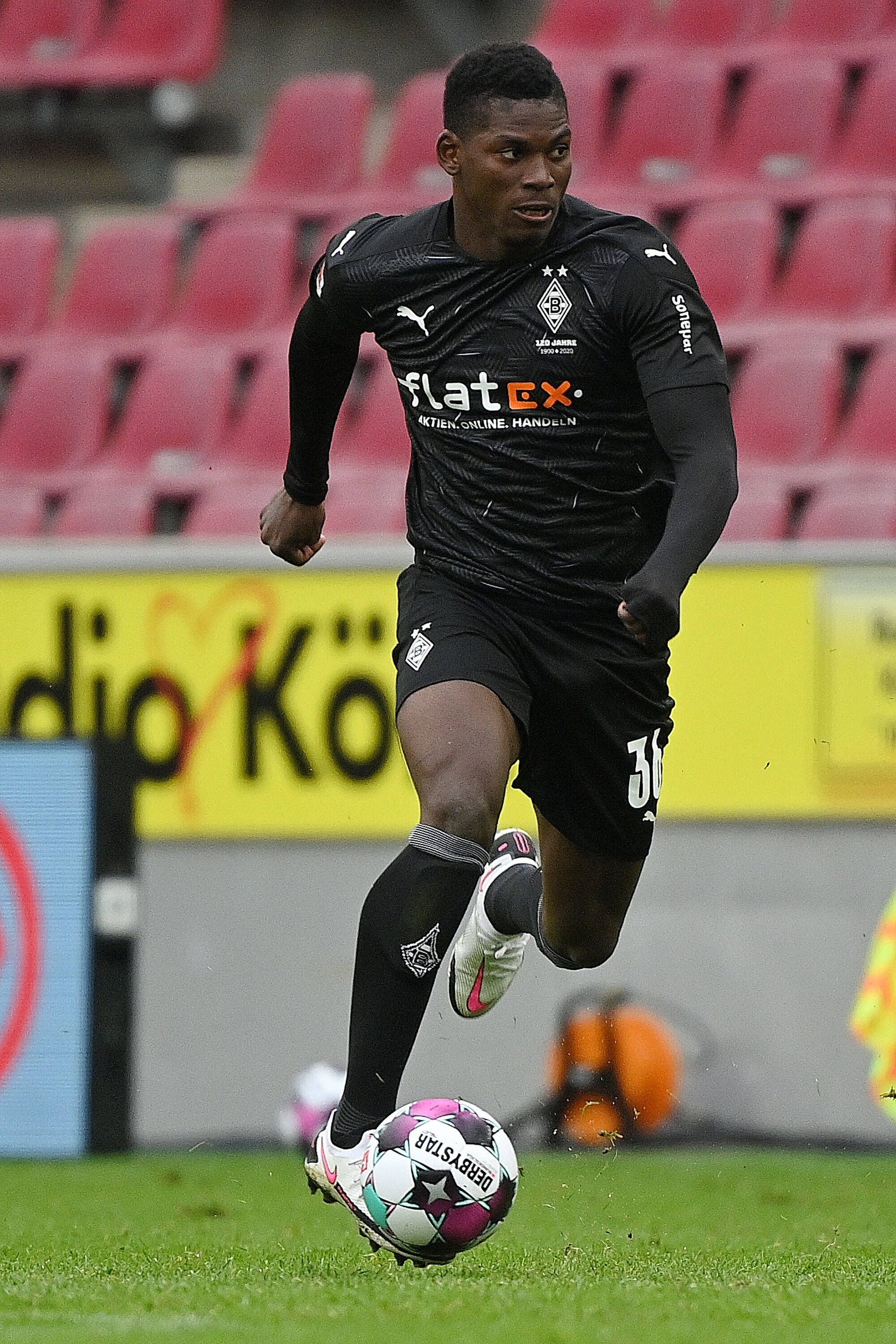 Breel Embolo im Borussia Trikot im Derby in Nahaufnahme.