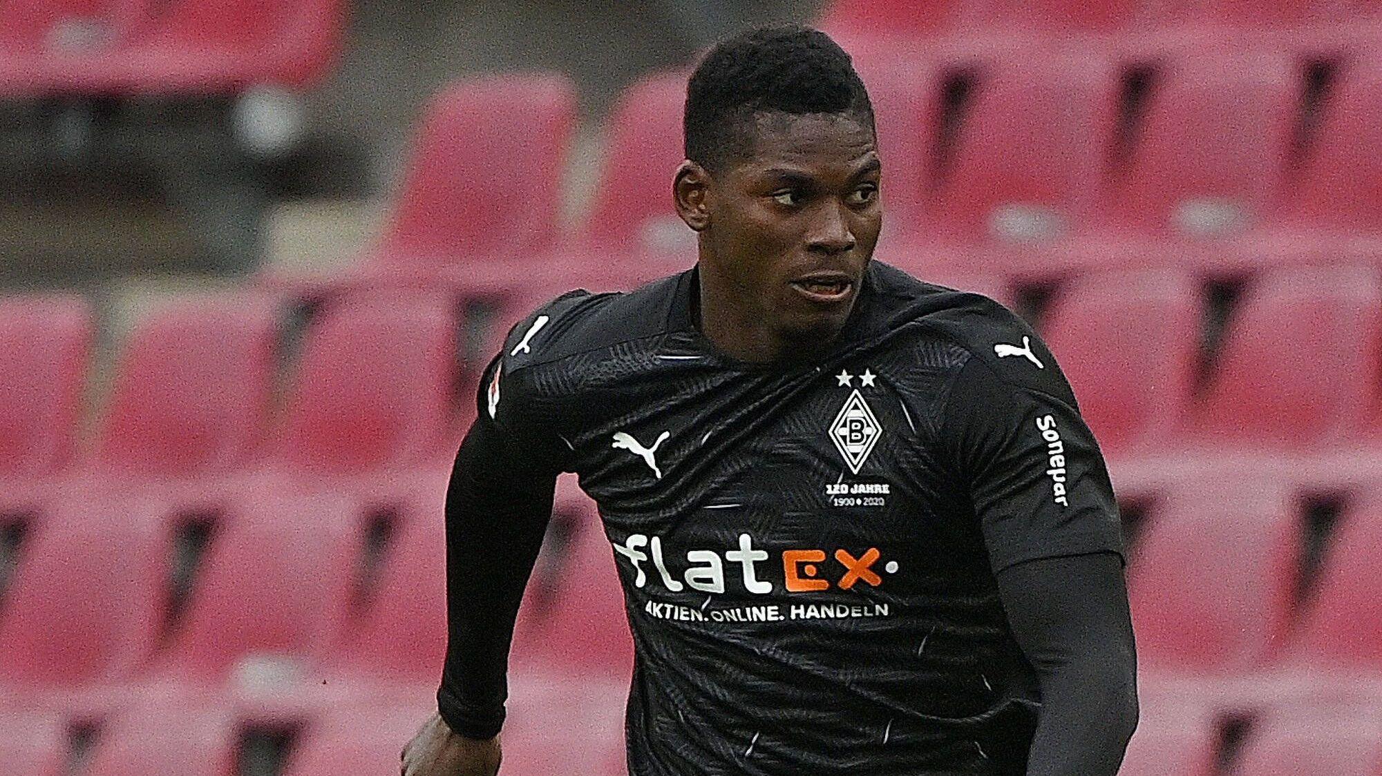 Breel Embolo im Borussia Trikot im Derby in Nahaufnahme.