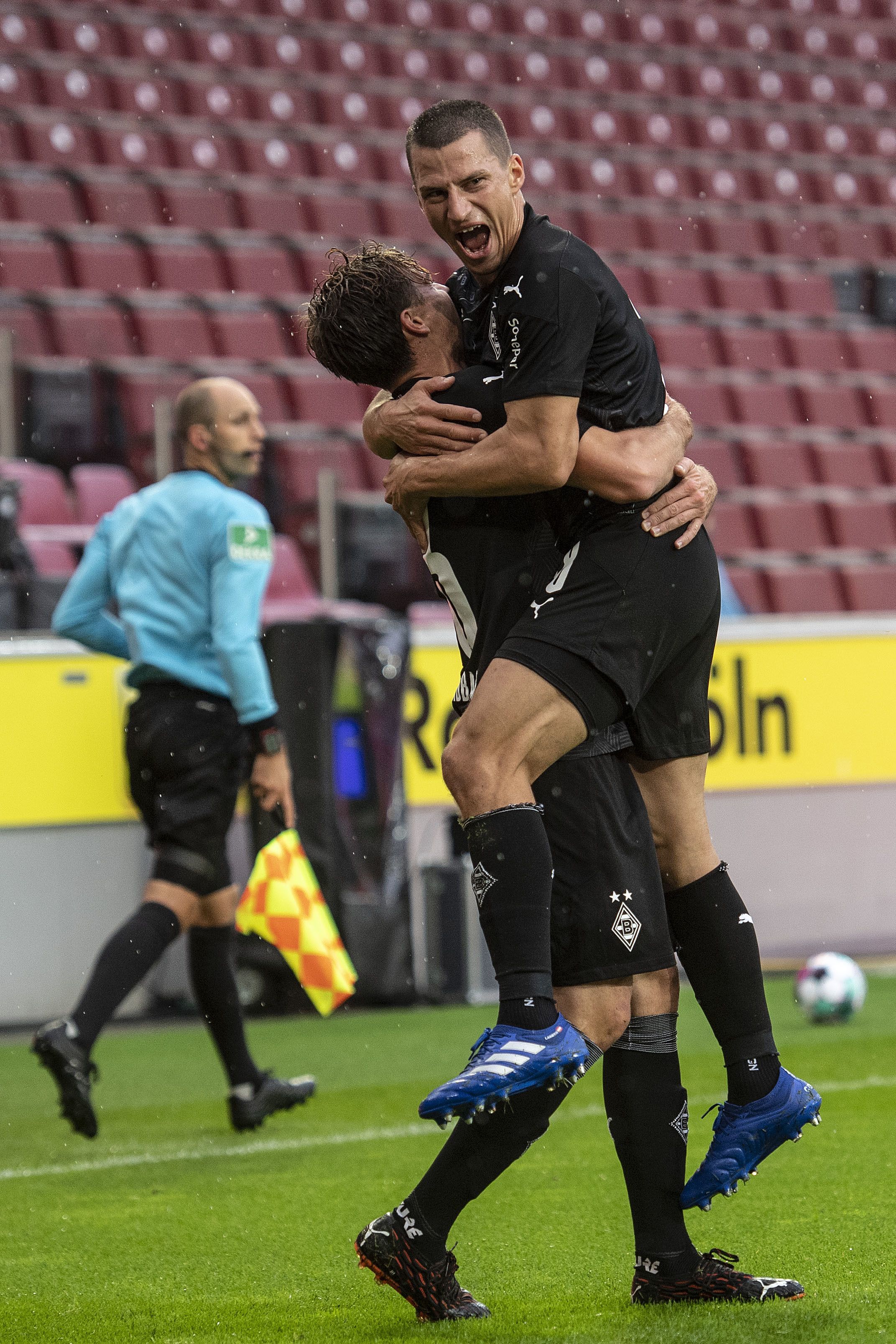 Jonas Hofmann (l.) und Stefan Lainer (r.) feiern den zweiten Treffer im Derby gegen Köln.