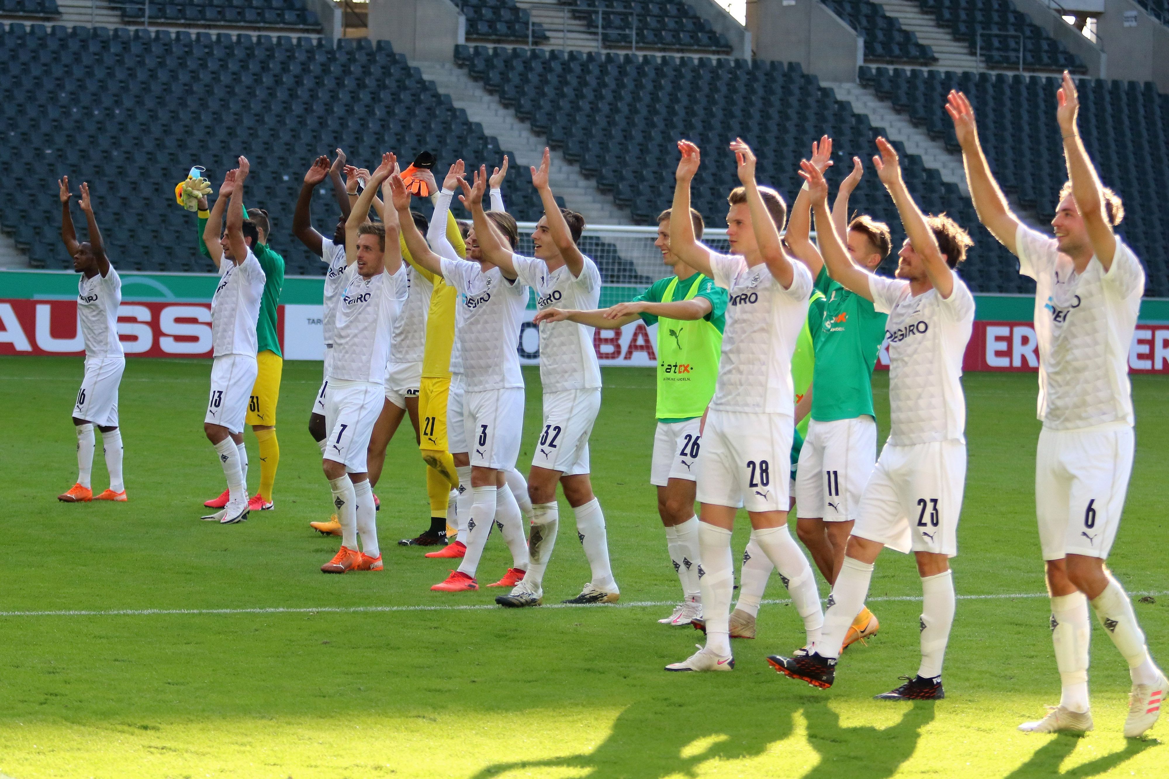 Gladbachs Spieler bejubeln den deutlichen Sieg im Pokal gegen den FC Oberneuland.