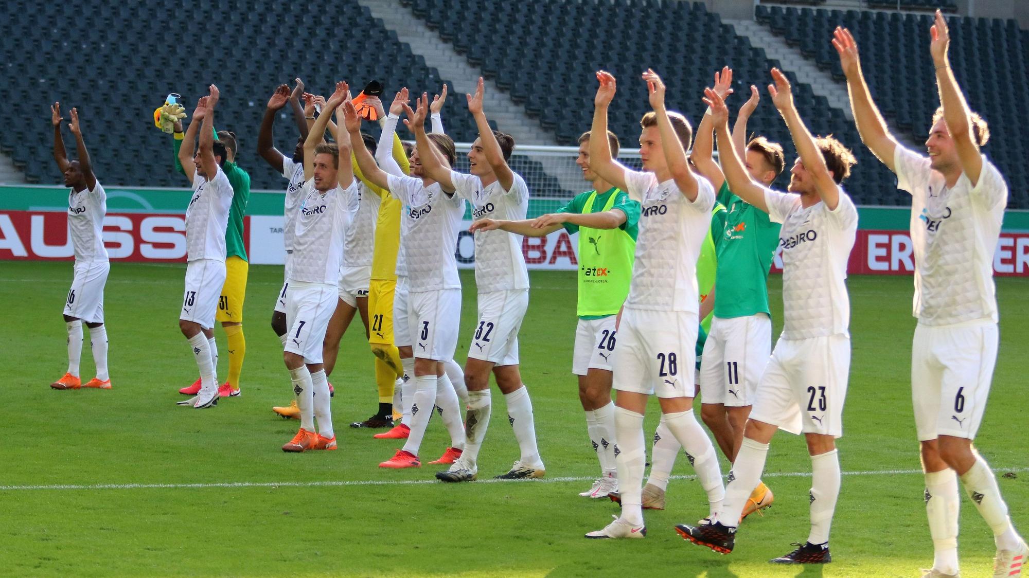 Gladbachs Spieler bejubeln den deutlichen Sieg im Pokal gegen den FC Oberneuland.