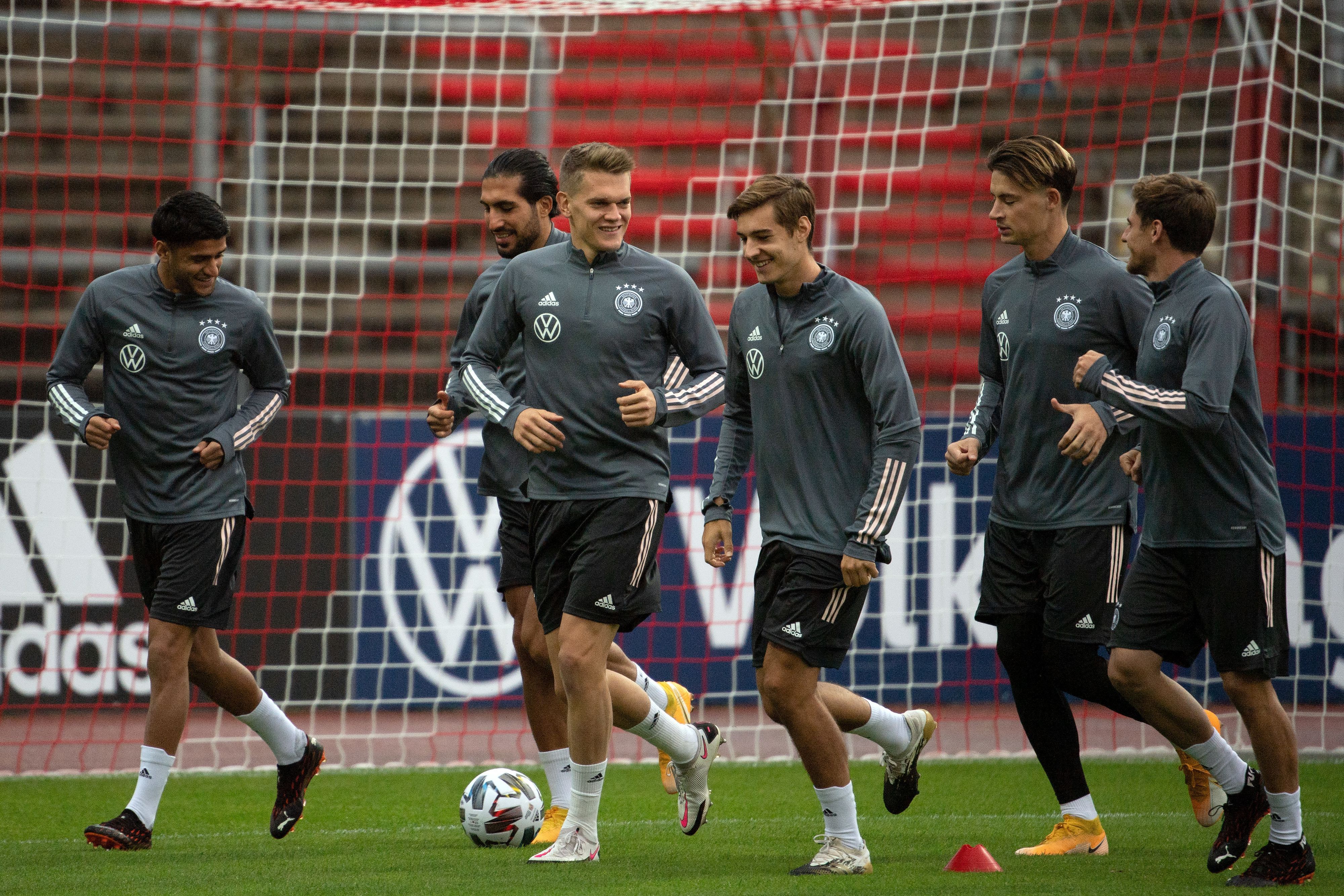 Gladbachs Nationalspieler Matthias Ginter (3.v.l.), Florian Neuhaus (3.v.r.) und Jonas Hofmann (r.) trainieren in Köln.
