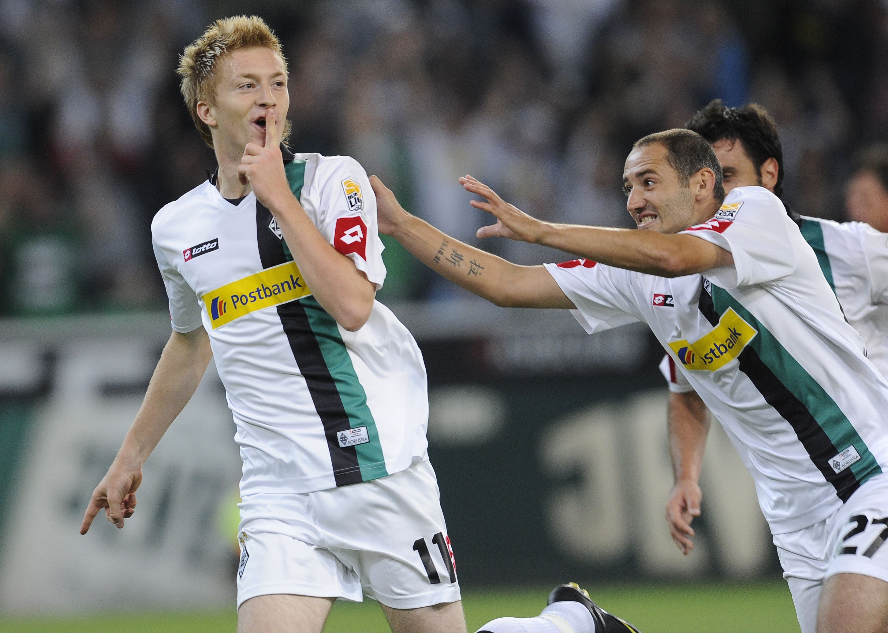 Marco Reus (l.) feiert am 28. August 2009 sein erstes Tor für Gladbach.