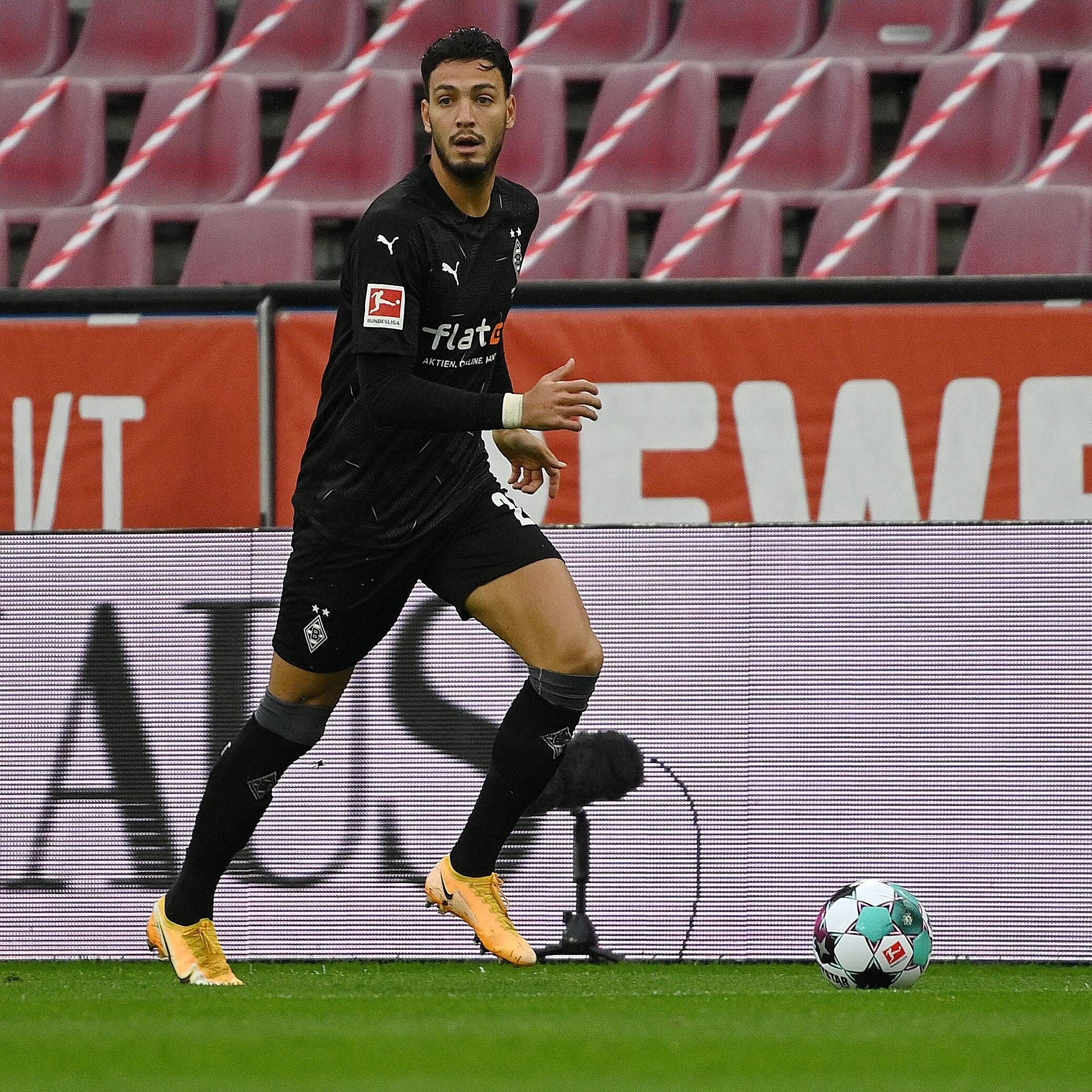 Ramy Bensebaini sprintet im Derby beim 1. FC Köln.
