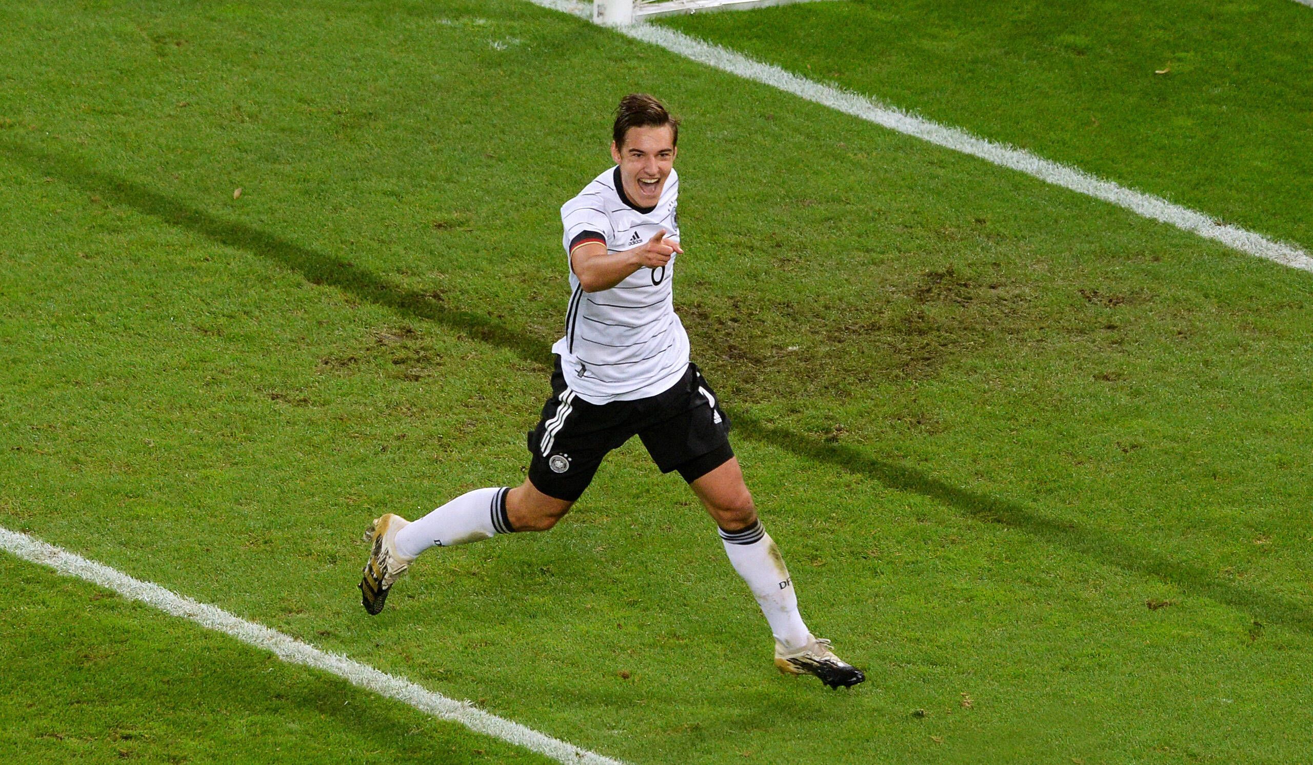 Florian Neuhaus bejubelt seinen ersten Treffer für das DFB-Team.