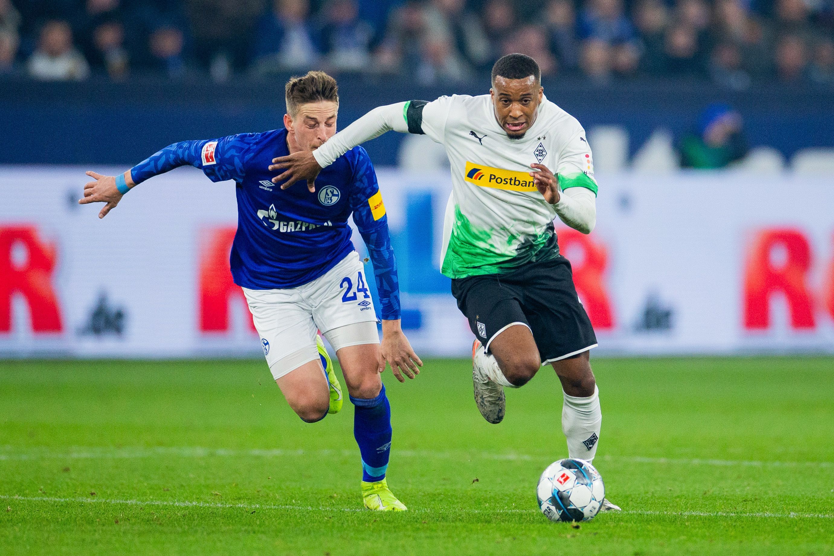 Gladbachs Allasane Plea (r.) Schalkes Bastian Oczipka (l.) im Rennen um den Ball.