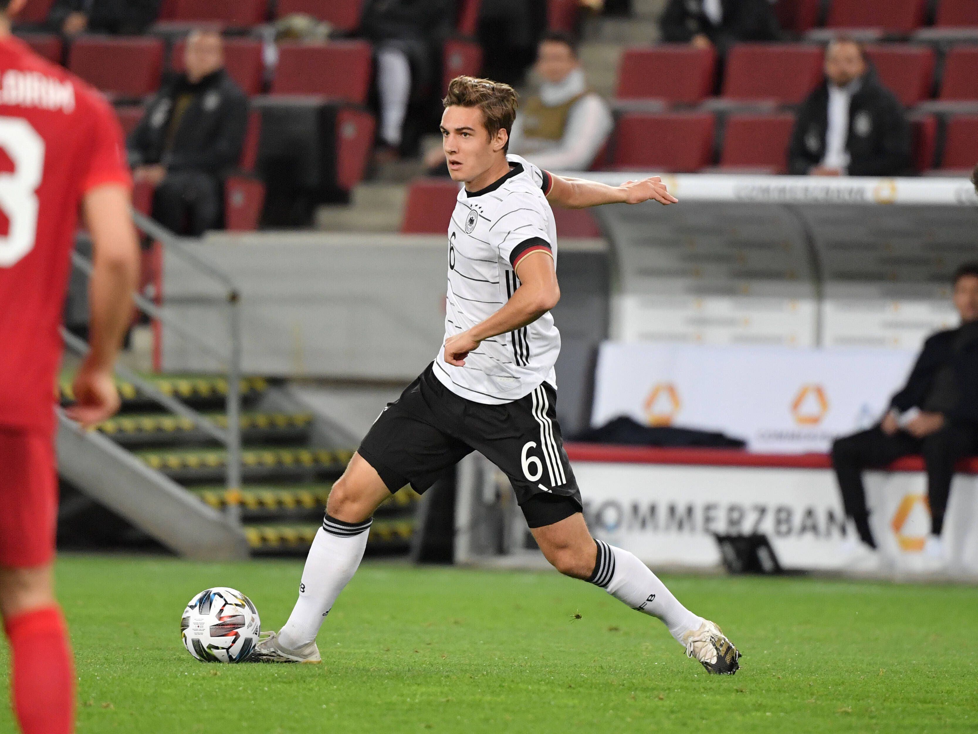 Florian Neuhaus von Borussia Mönchengladbach am Ball während des Länderspiels Deutschland - Türkei.