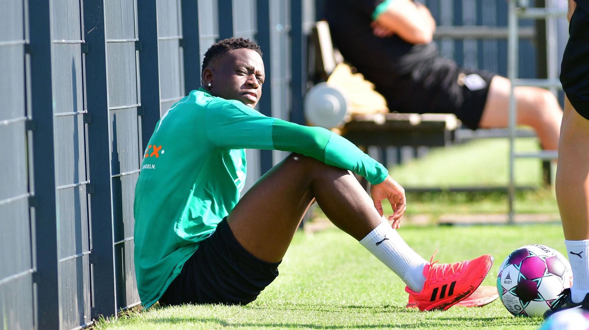 Denis Zakaria von Borussia Mönchengladbach, blickt, geblendet durch die Sonne, in die Kamera eines Fotografen.