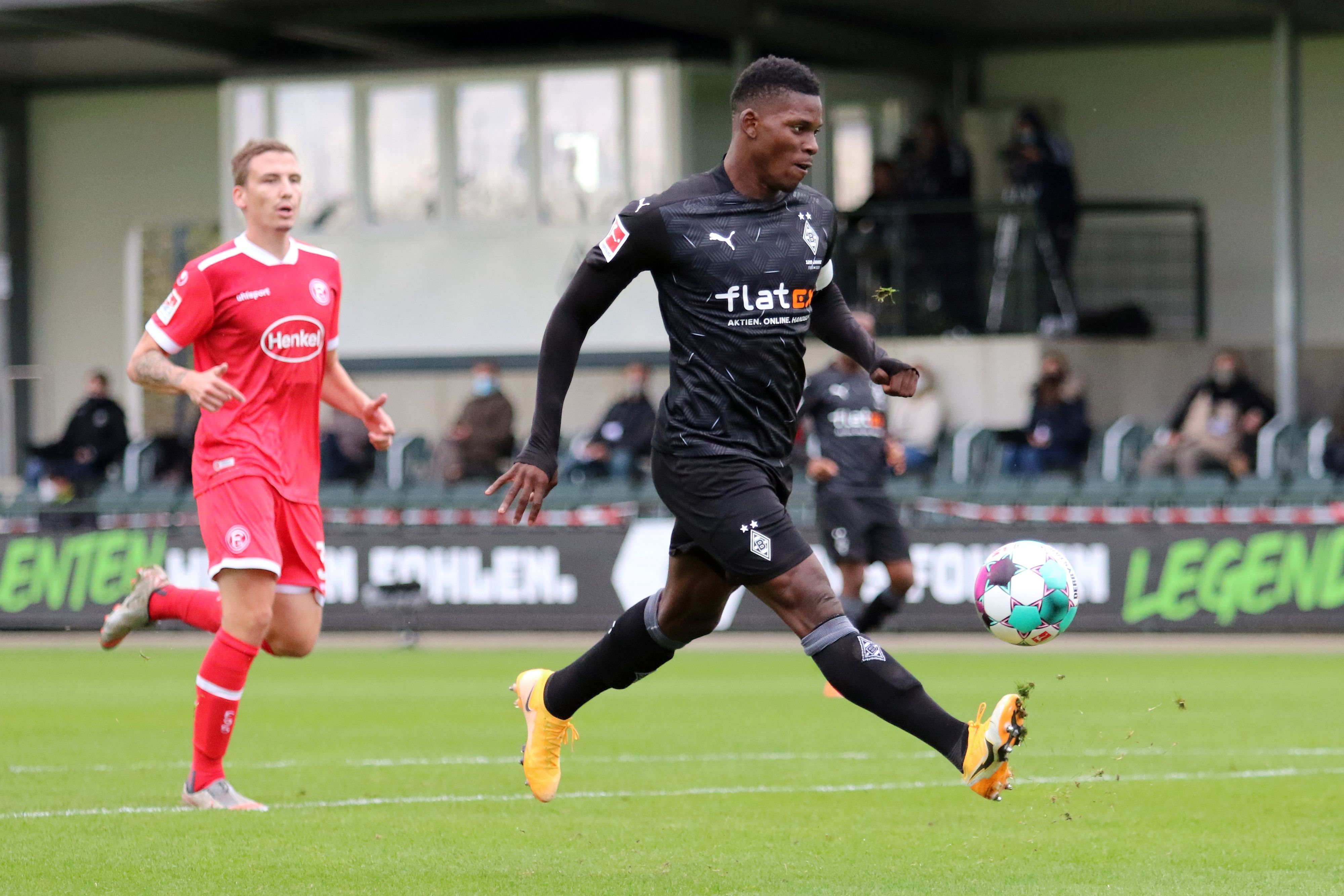 Borssias Breel Embolo am Ball im Testspiel gegen Fortuna Düsseldorf.