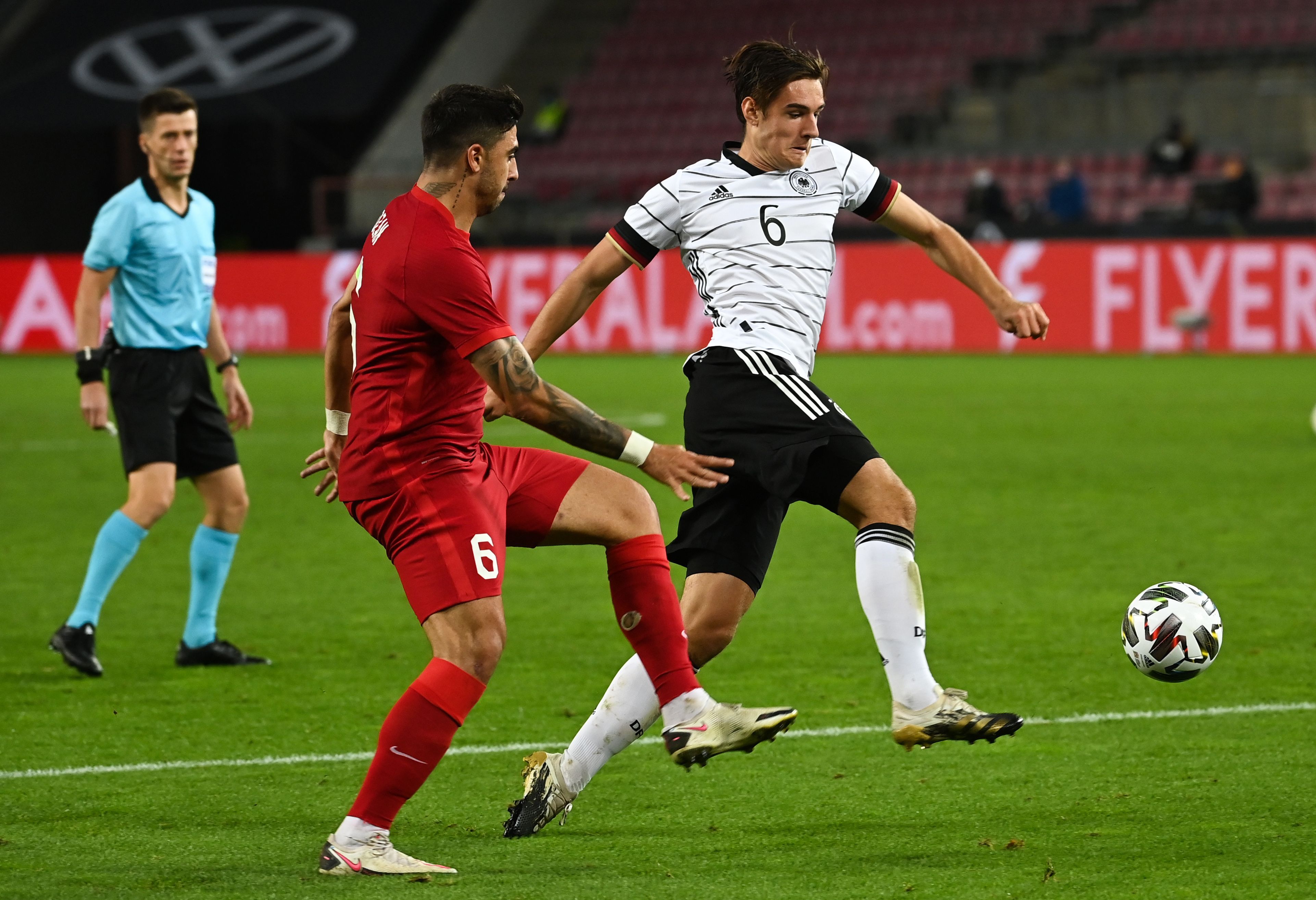 Nationalspieler Florian Neuhaus, im weißen Trikot, schießt im Länderspiel gegen die Türkei den Ball auf das gegnerische Tor.