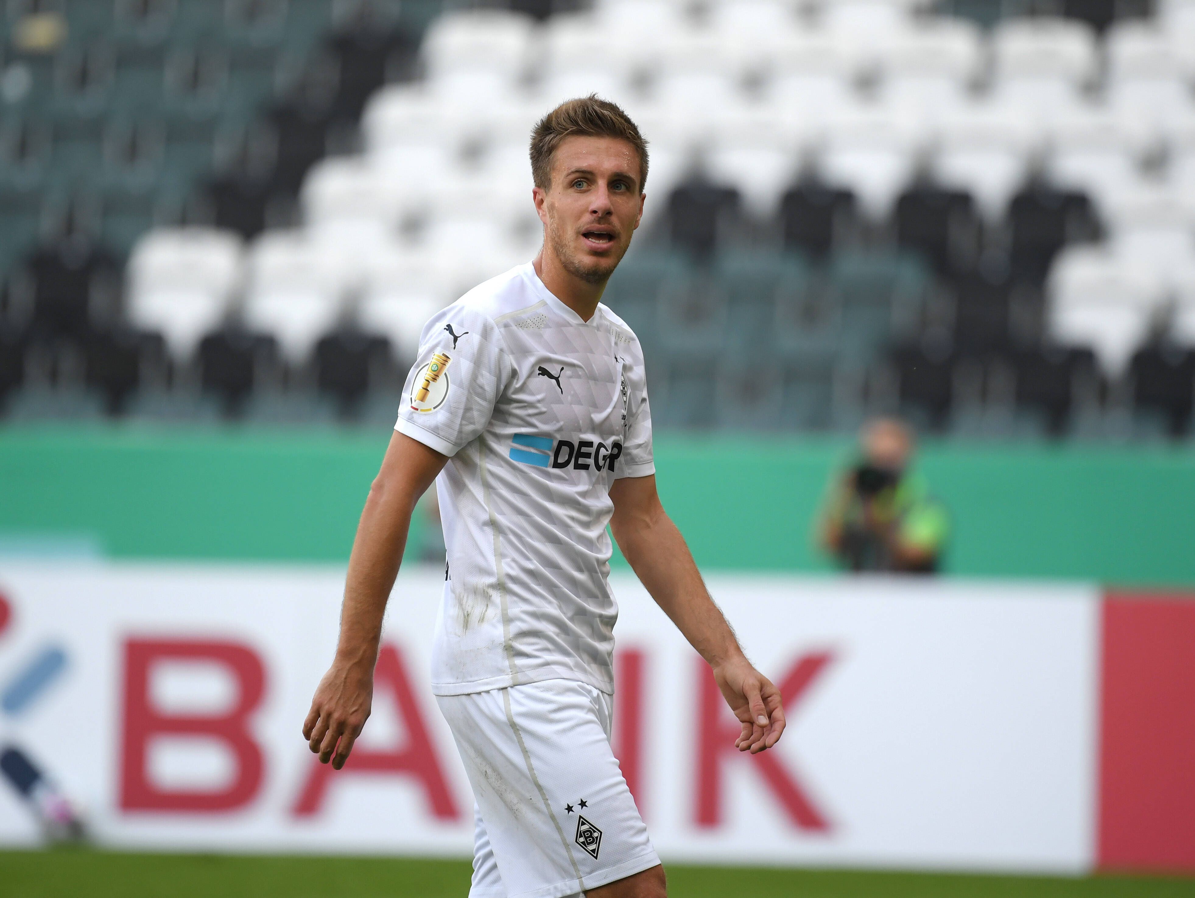 Patrick Herrmann guckt beim Pokalspiel in die Kamera.