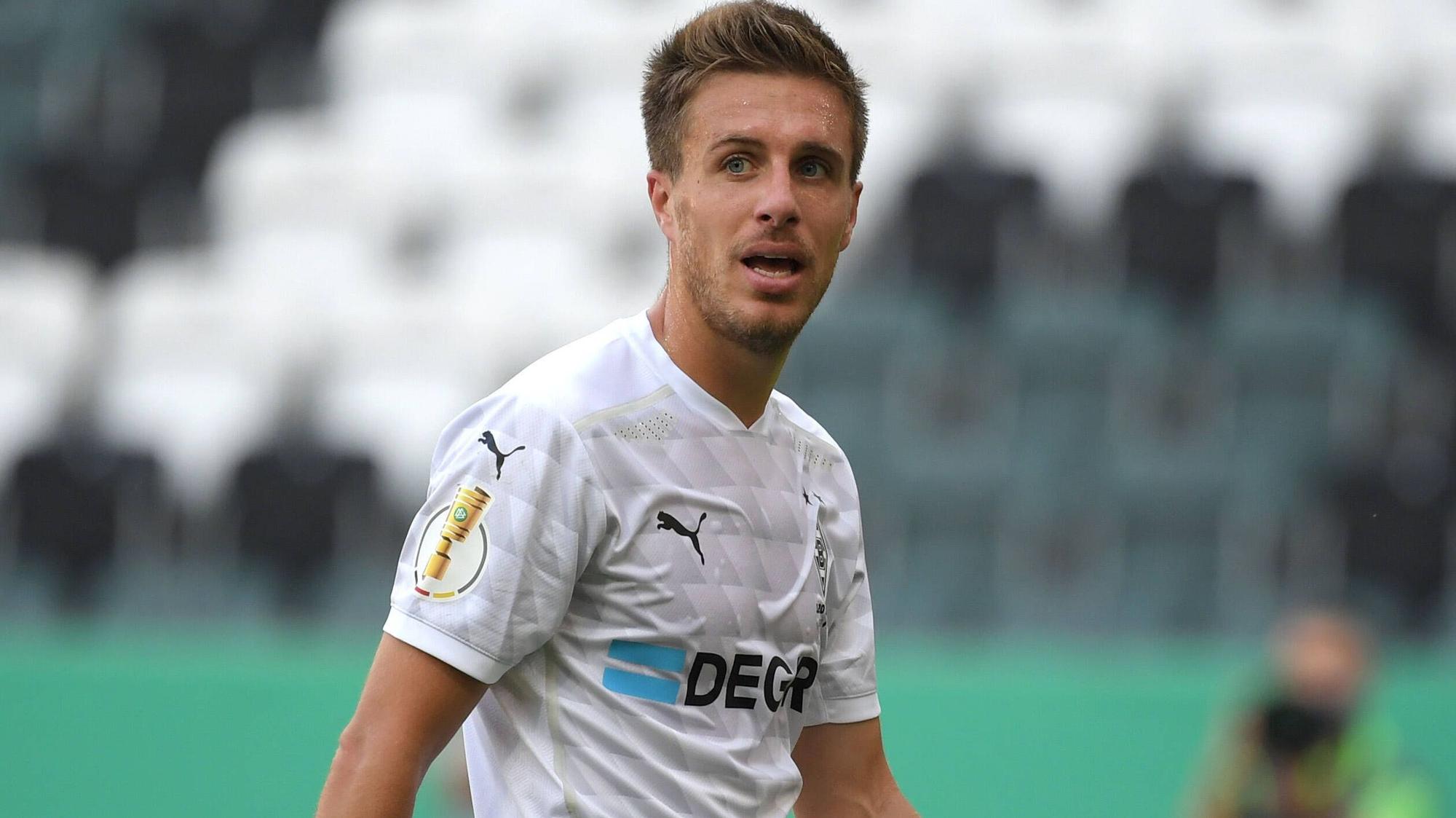 Patrick Herrmann guckt beim Pokalspiel in die Kamera.