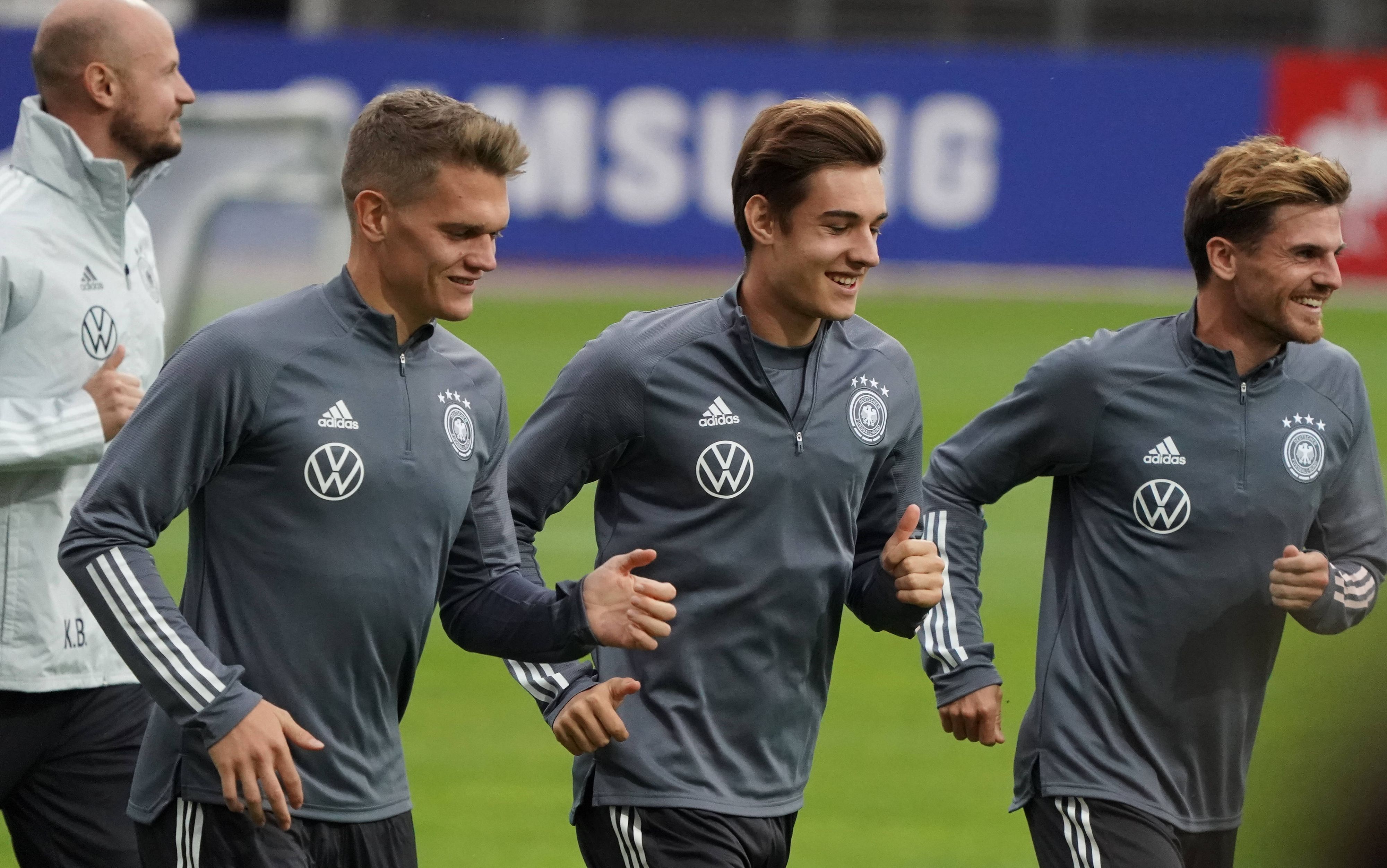 Matthias Ginter, Florian Neuhaus und Jonas Hofmann joggen im DFB-Dress.