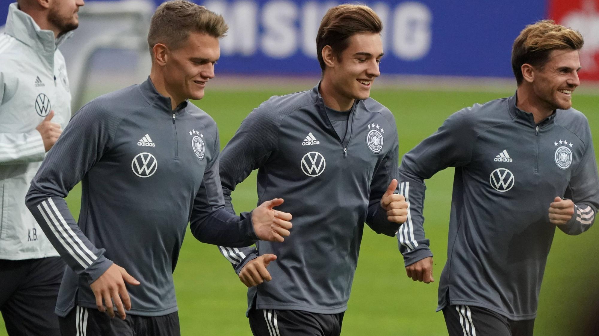 Matthias Ginter, Florian Neuhaus und Jonas Hofmann joggen im DFB-Dress.