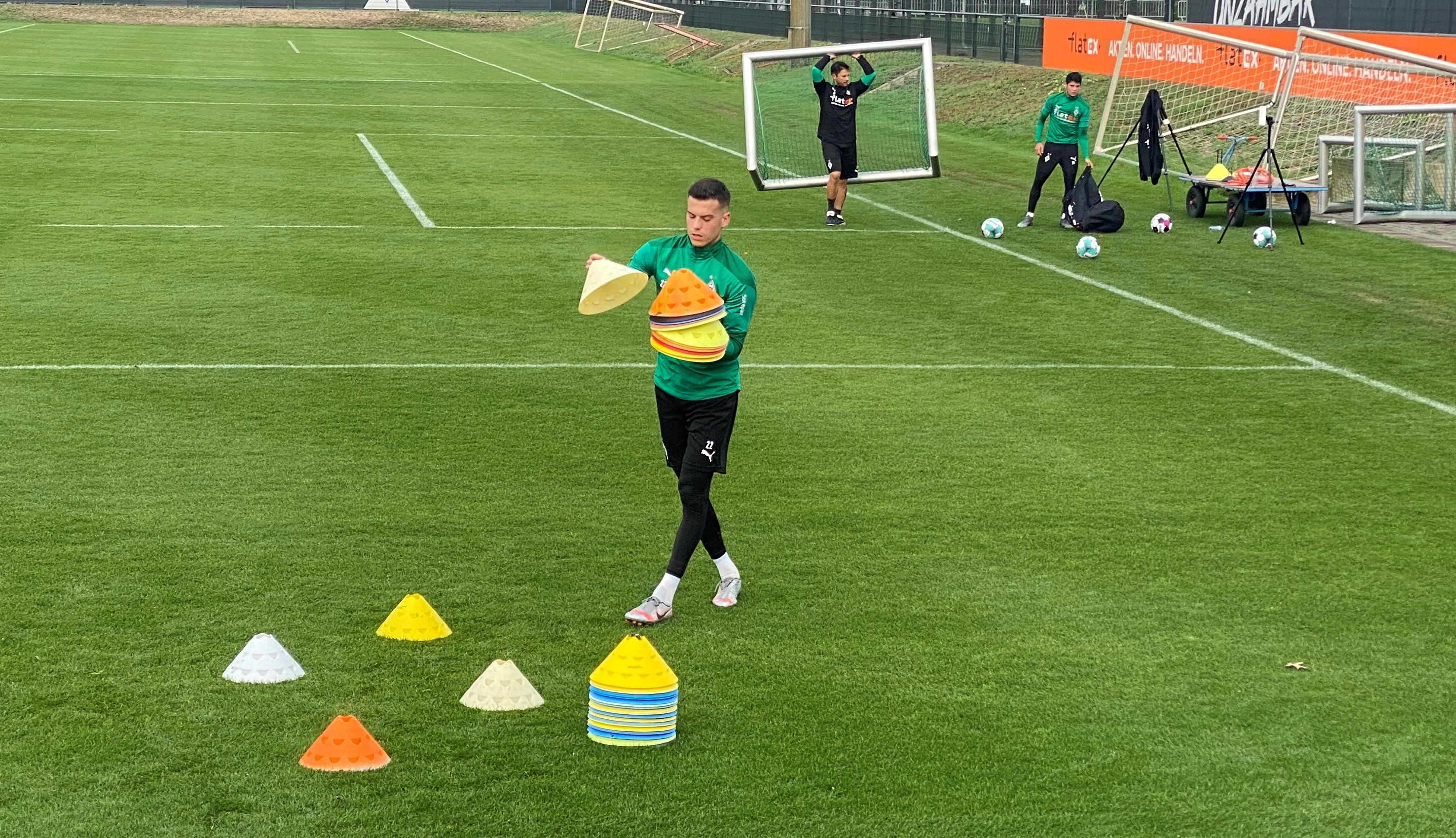 Borussias László Bénes baut auf dem Trainingsplatz Hütchen auf.