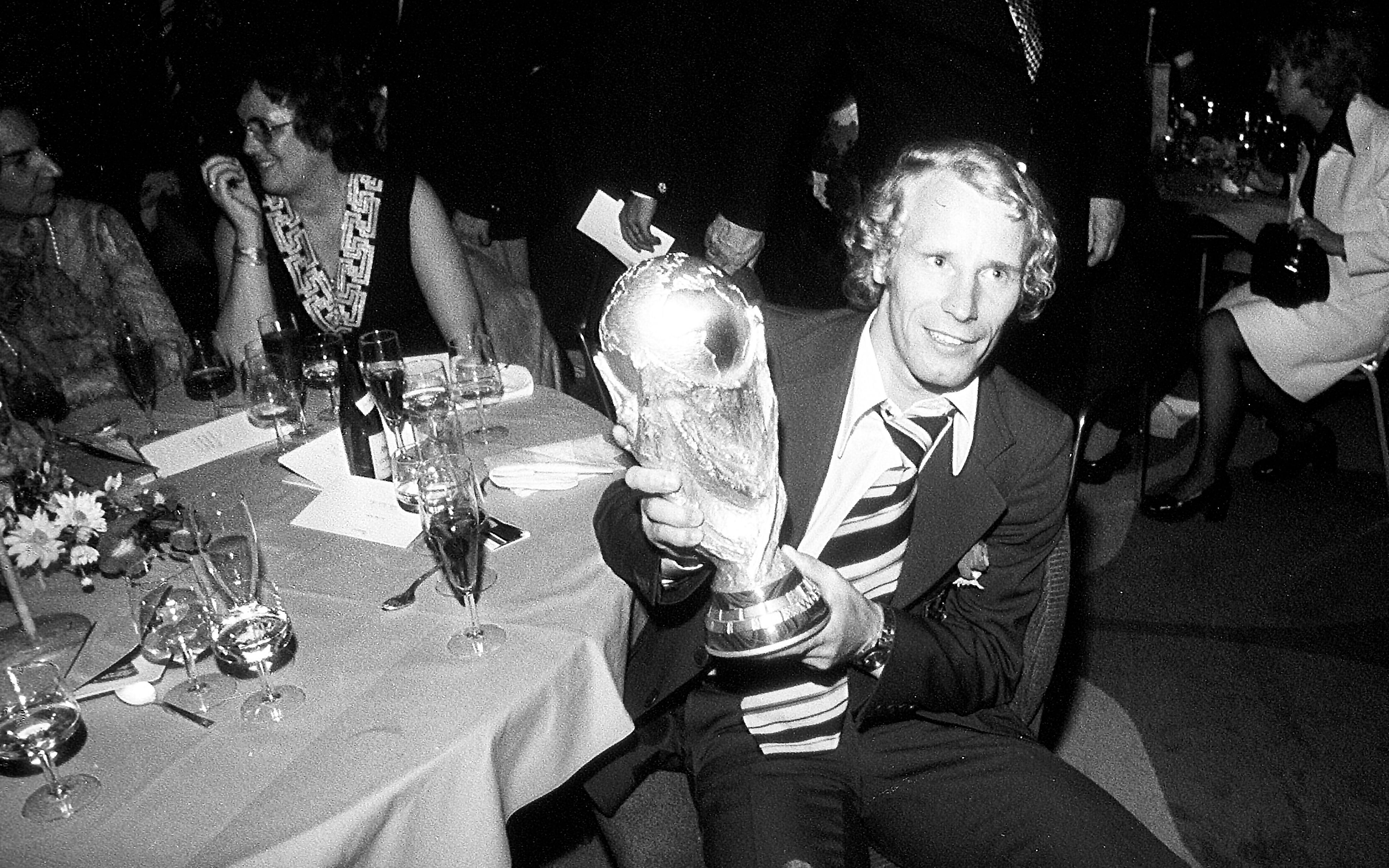 Berti Vogts zeigt 1974 bei einer Feier den gewonnenen WM-Pokal.