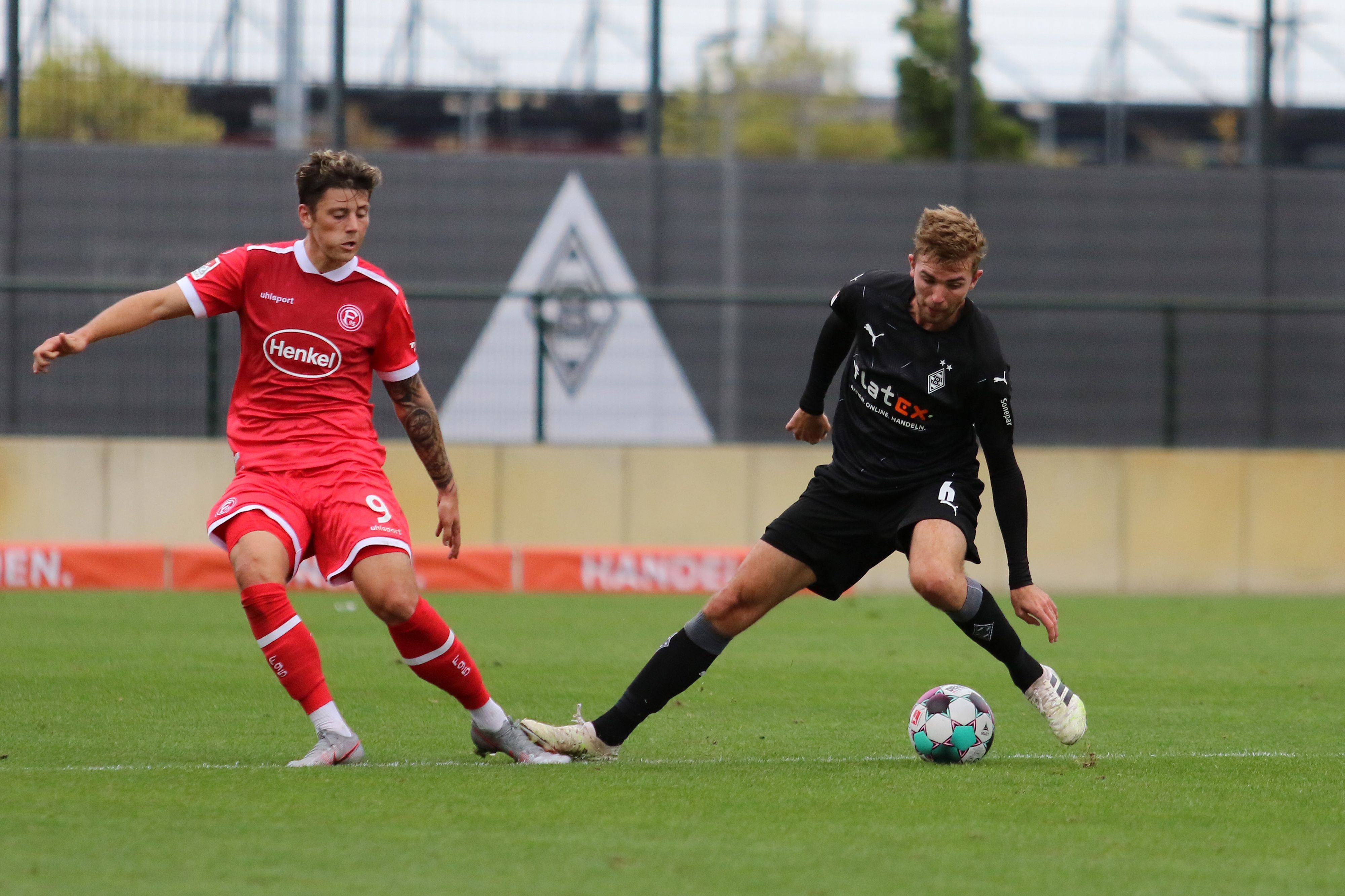Fortunas Dawid Kownacki und Borussias Christoph Kramer beim Zweikampf.