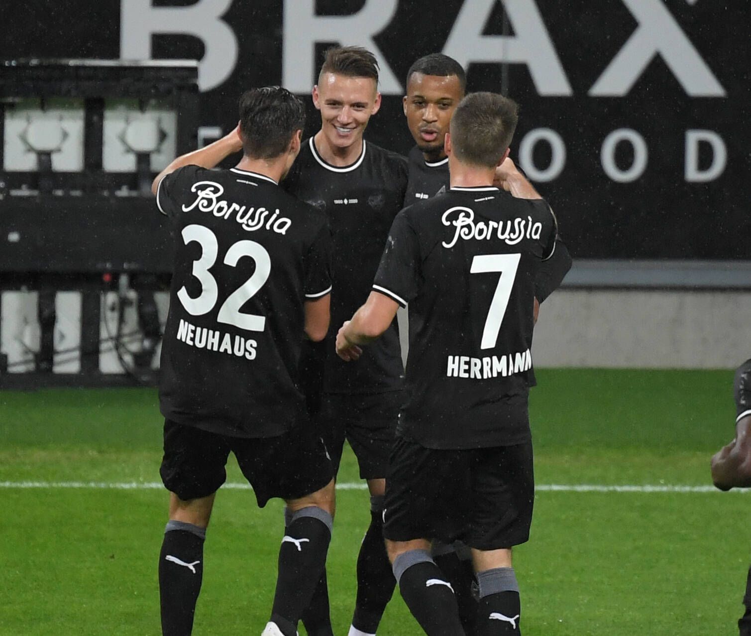 Spieler der Gladbacher Borussia bejubeln am Samstag den Sieg gegen Leipzig.