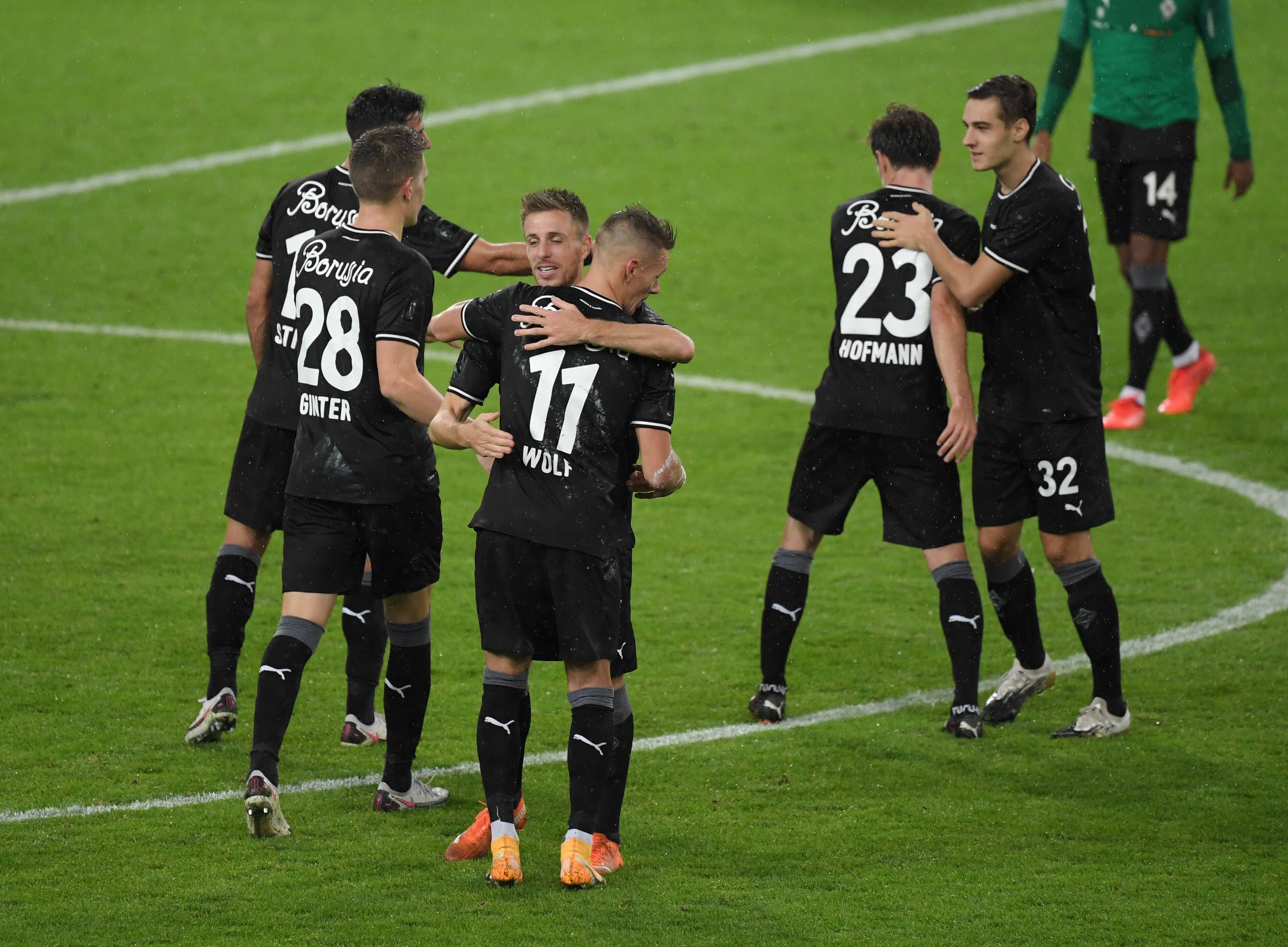 Borussias Spieler freuen sich über den Sieg gegen Spitzenreiter Leipzig.