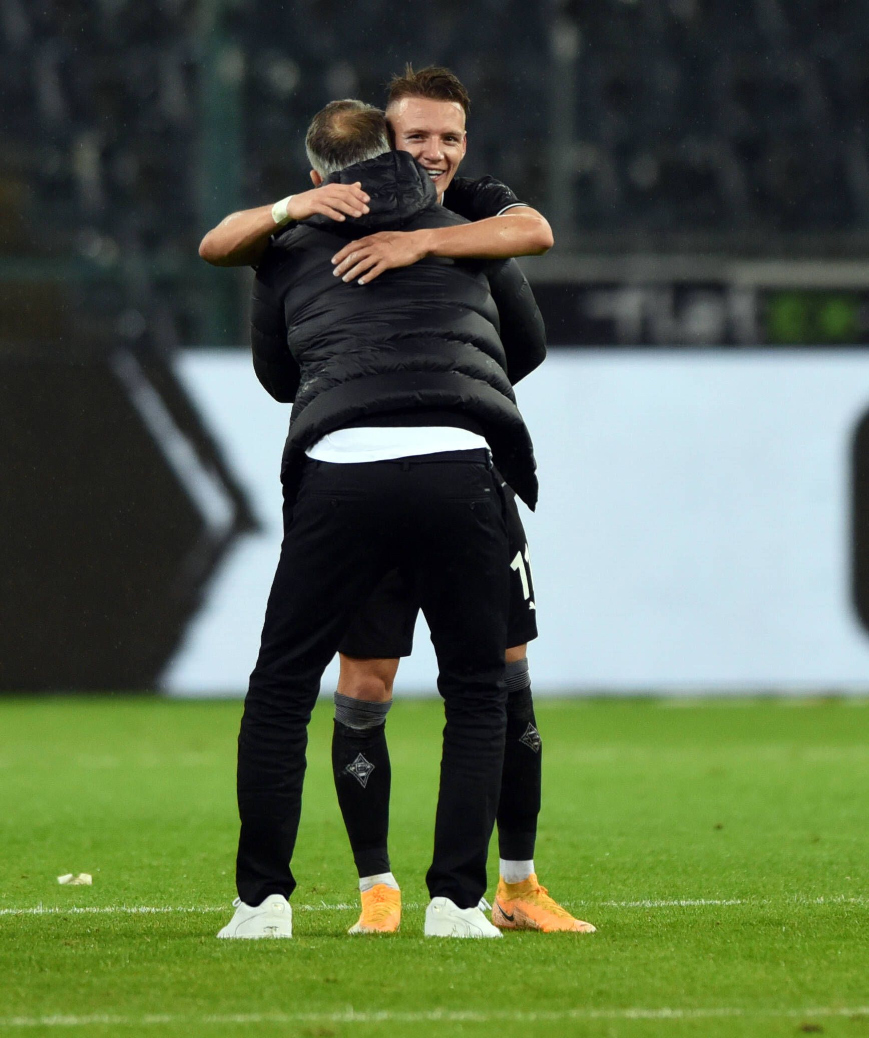 Trainer Marco Rose (l.) und Hannes Wolf (r.) umarmen sich nach dem Sieg gegen Leipzig.