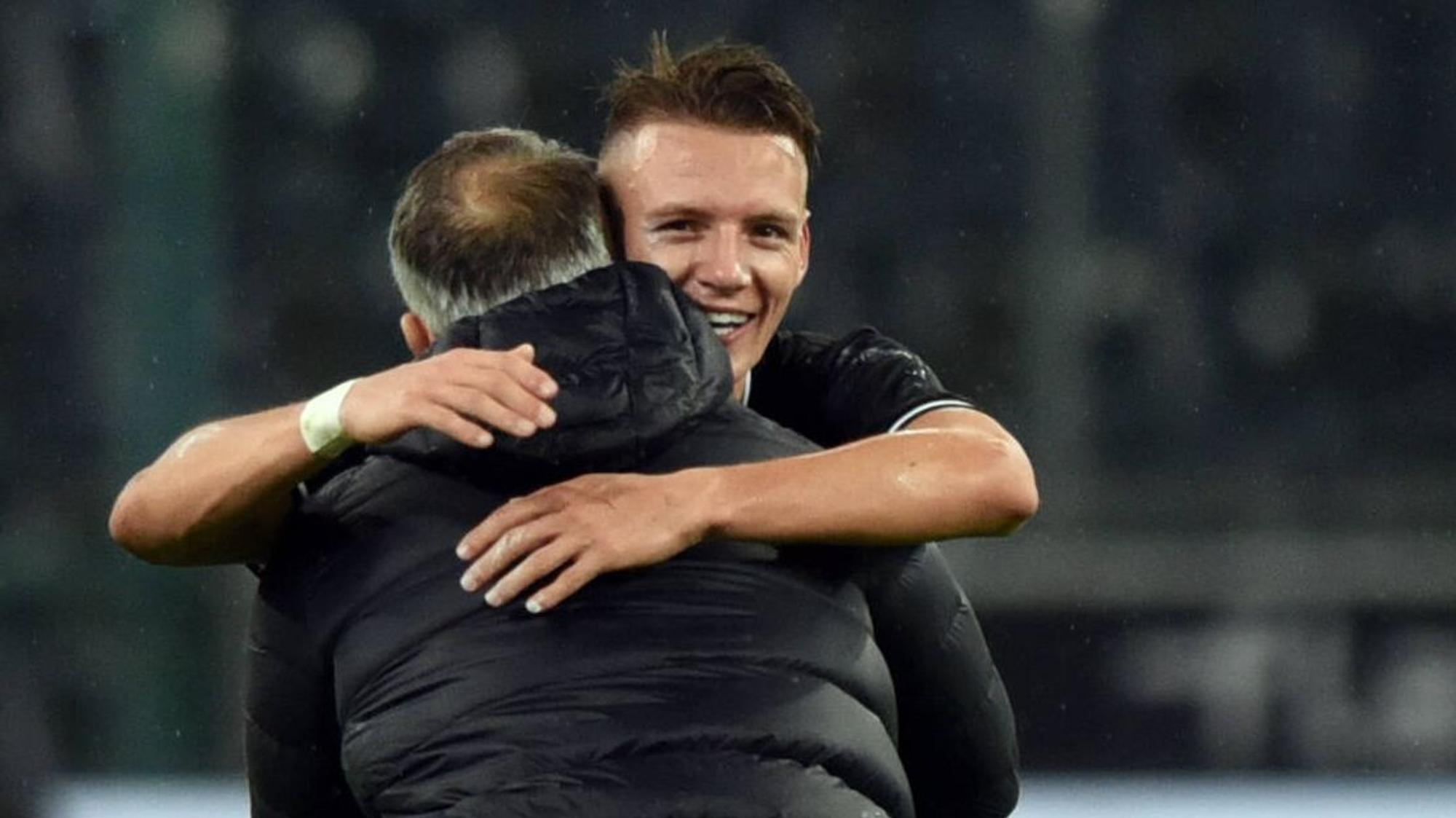 Trainer Marco Rose (l.) und Hannes Wolf (r.) umarmen sich nach dem Sieg gegen Leipzig.