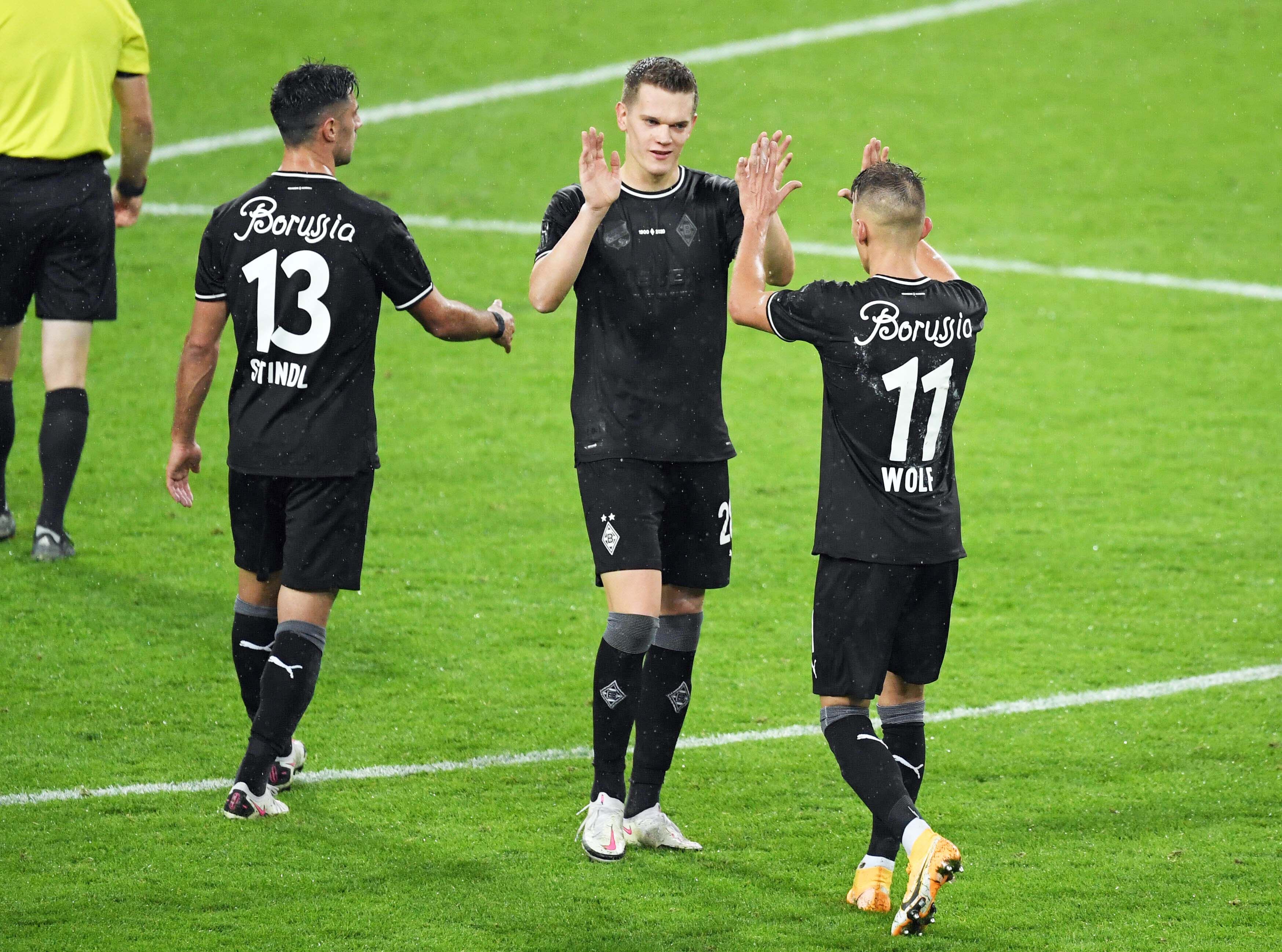 Die Gladbach-Profis Lars Stindl, Matthias Ginter und Hannes Wolf klatschen sich nach dem Bundesliga-Sieg gegen Leipzig ab.