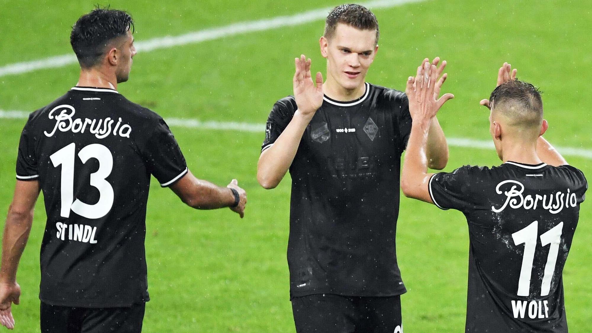 Die Gladbach-Profis Lars Stindl, Matthias Ginter und Hannes Wolf klatschen sich nach dem Bundesliga-Sieg gegen Leipzig ab.