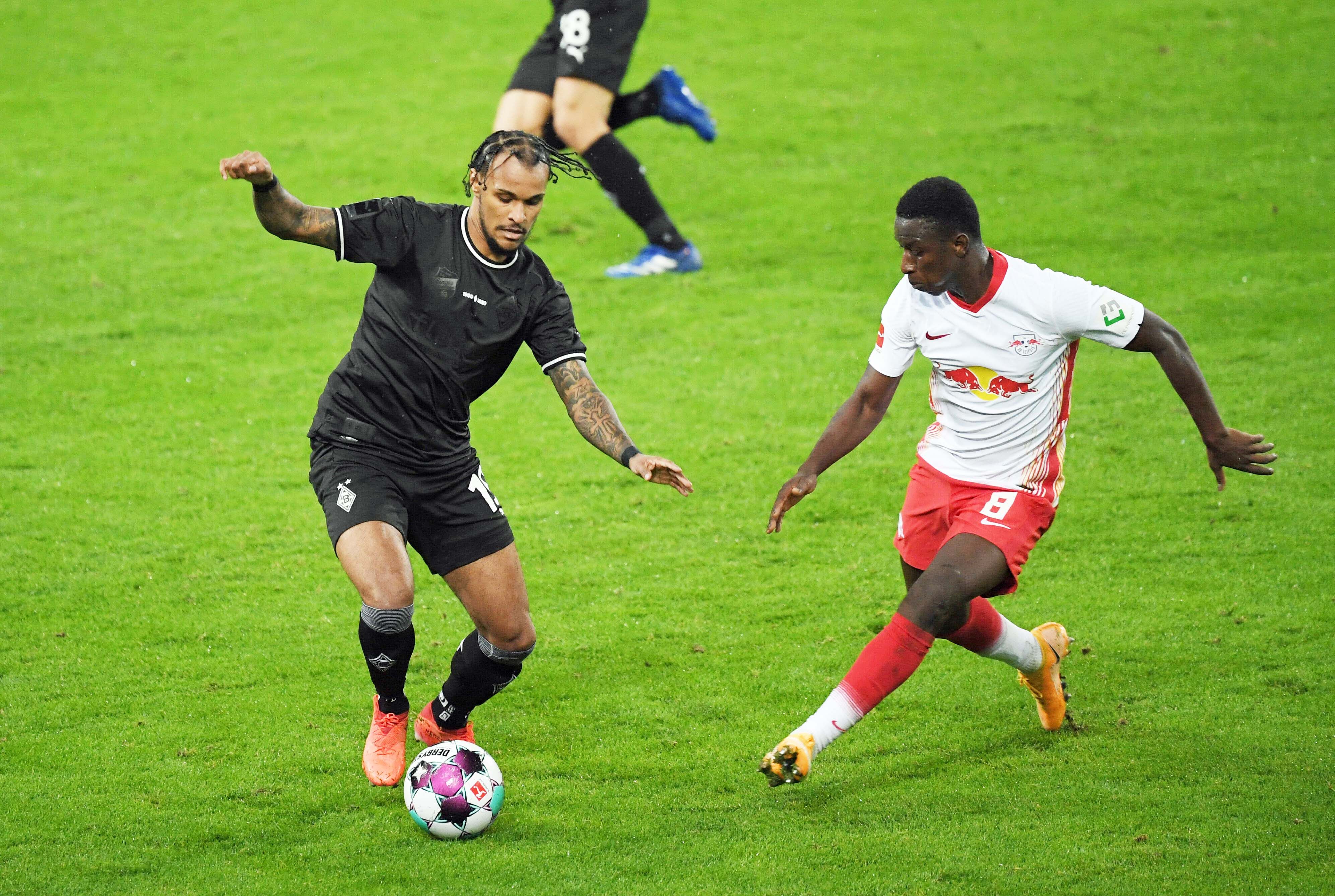 Borussias Leihgabe von Inter Mailand, Valentino Lazaro (l.) im Duell gegen Leipzigs Amadou Haidara während eines Bundesliga-Spiels.