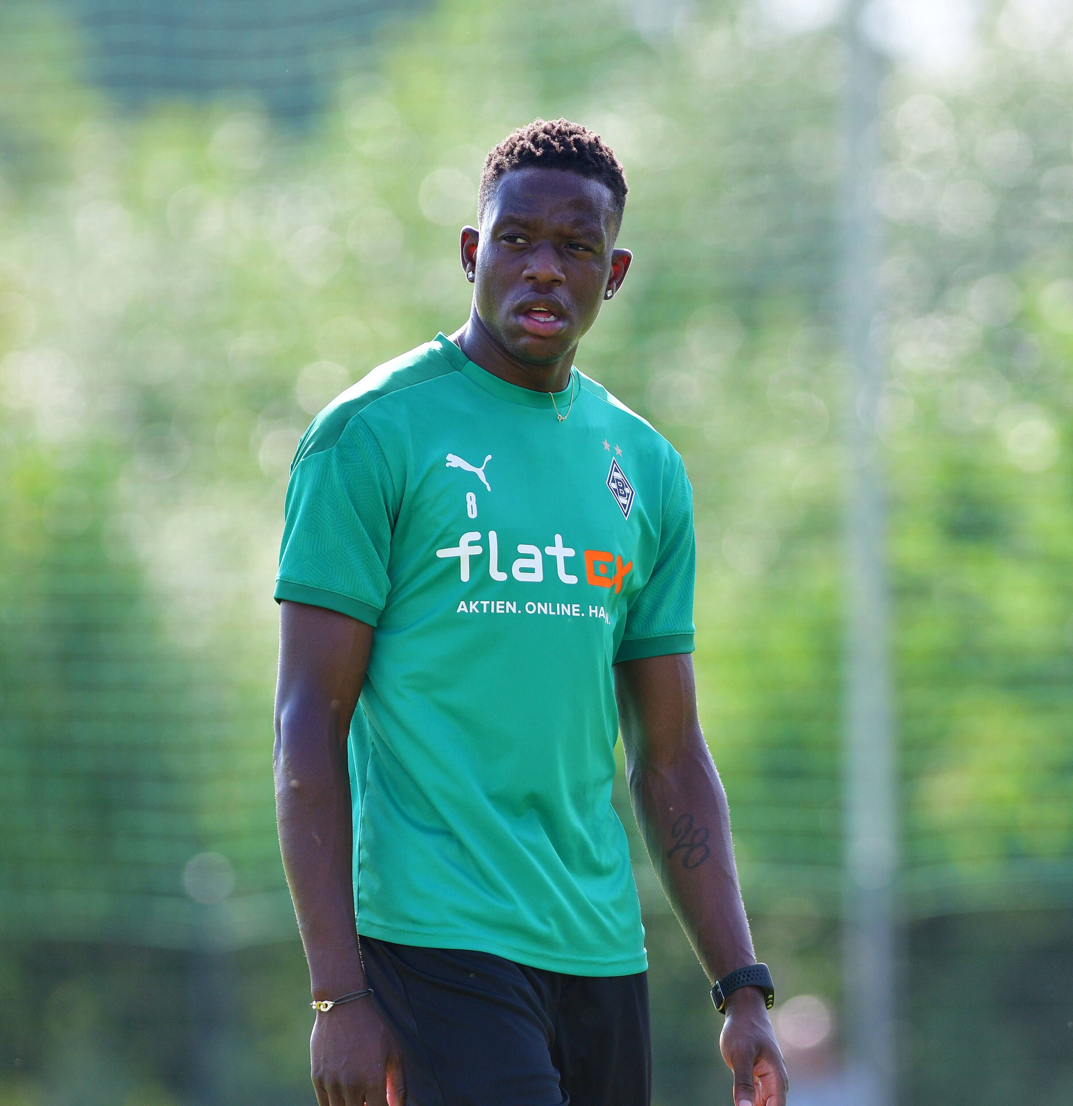 Denis Zakaria, Spieler der Gladbacher Borussia, blickt während einer Trainingseinheit in die Ferne.