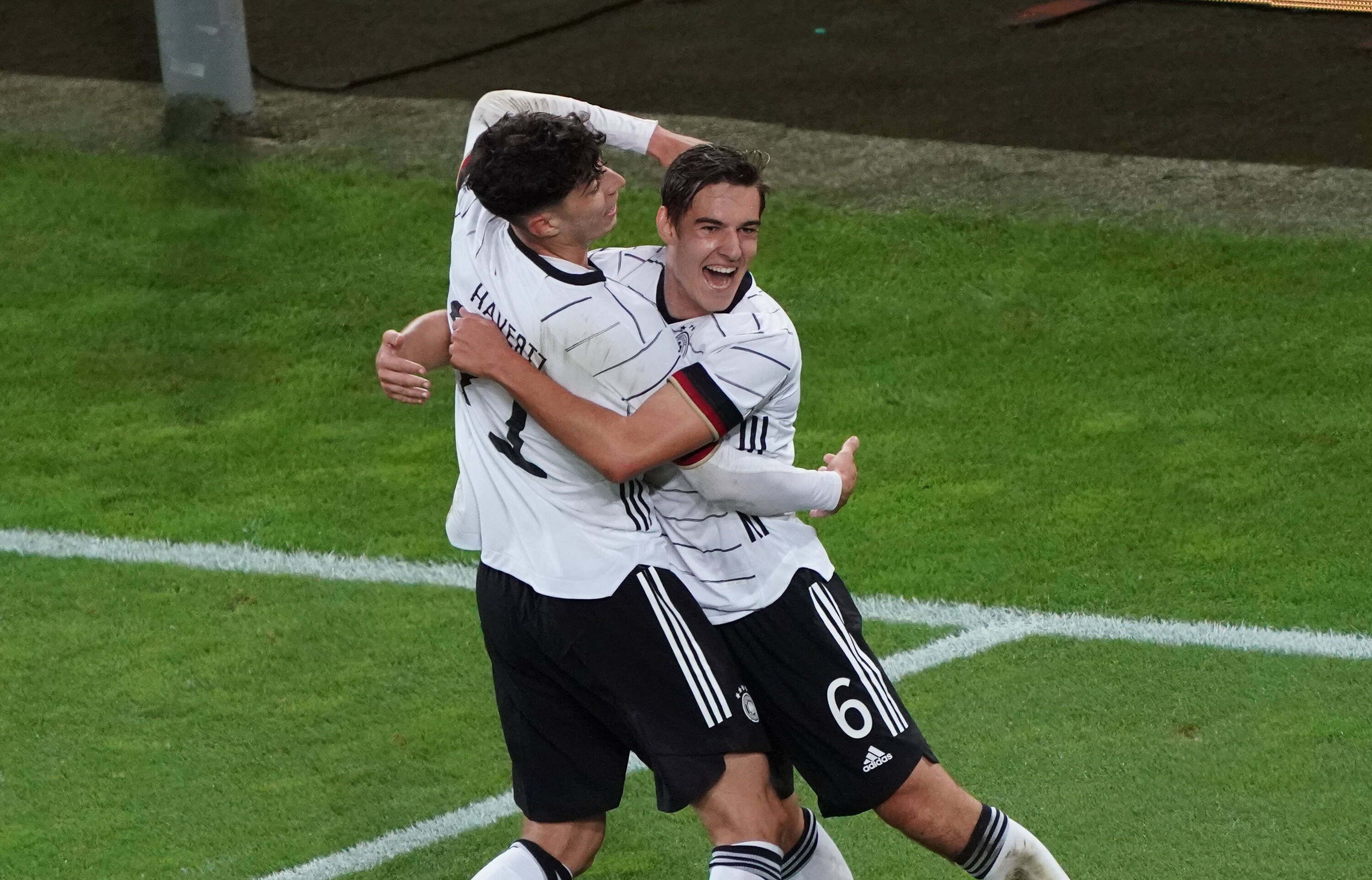 Gladbachs Florian Neuhaus (r.) freut sich gemeinsam mit Chelsea-London-Star Kai Havertz (l.) über sein erstes Tor in der Nationalmannschaft.