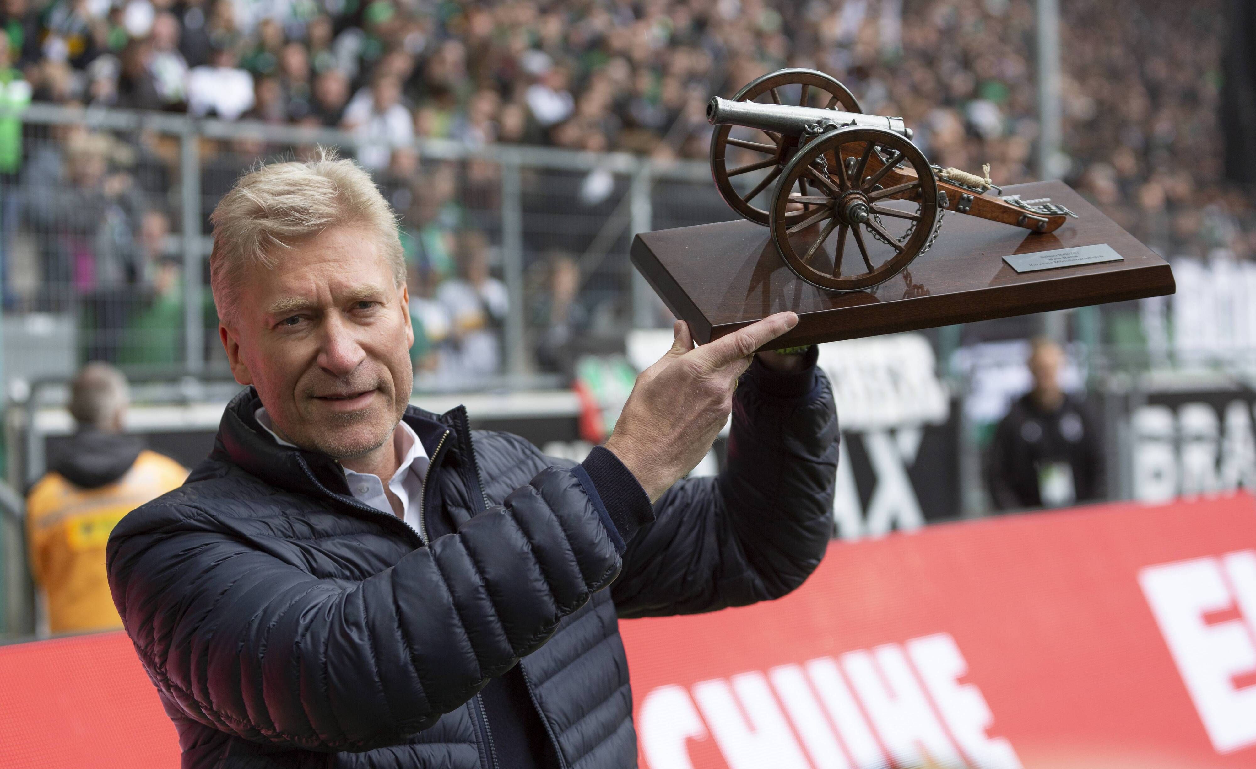 Im Mai 2019 hat Ex-Gladbach-Profi Uwe Rahn im Borussia-Park nachträglich die Torjägerkanone als bester Torschütze der Saison 1986/1987 überreicht bekommen.