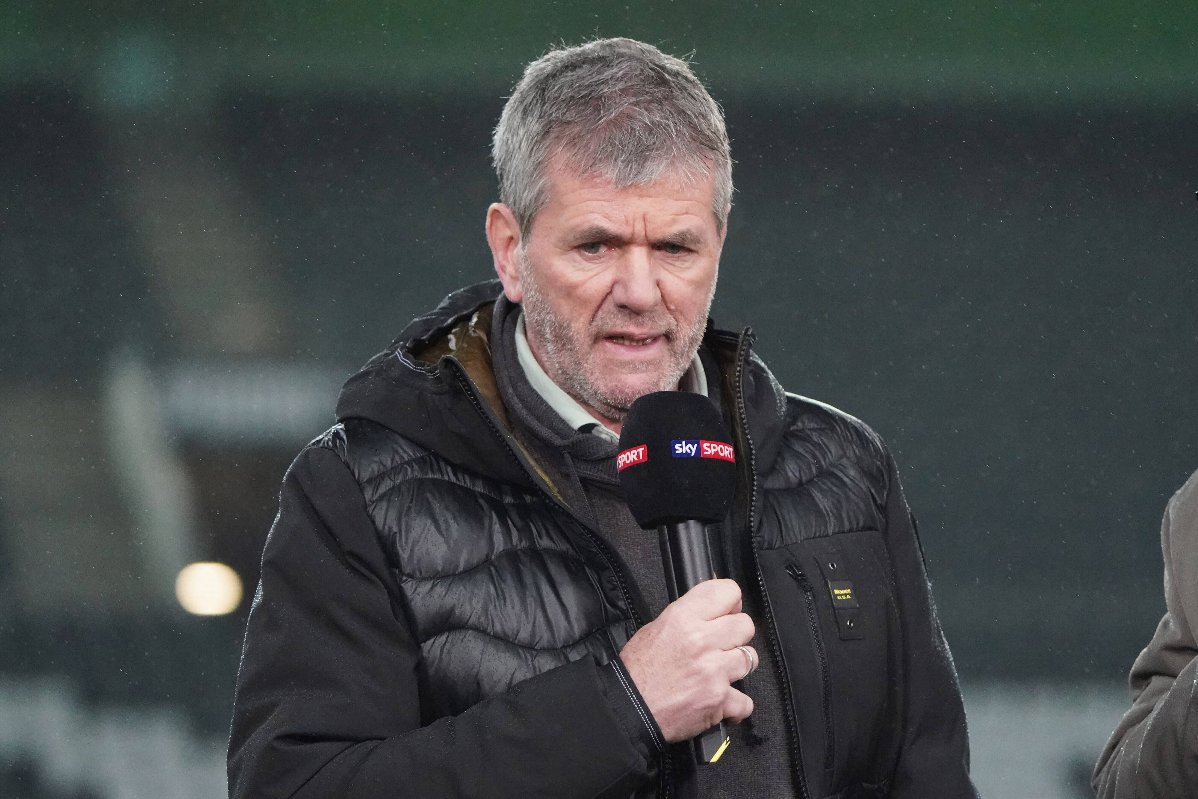Friedhelm Funkel, ehemaliger Trainer von Fortuna Düsseldorf, hält im März 2020 im Gladbacher Borussia-Park ein Mikrofon des TV-Senders „Sky“ in der Hand und spricht.