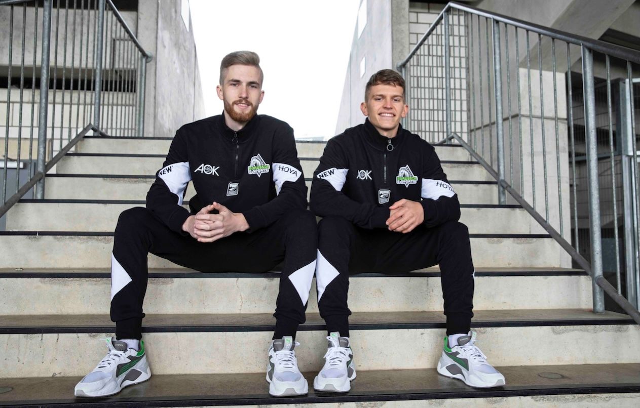 Borussias E-Sportler Yannick „Jeffryy95“ Reiners (l.) und Eleftherios „Lefti“ Ilias (r.) sind in die neue Saison der Virtual Bundesliga gestartet.
