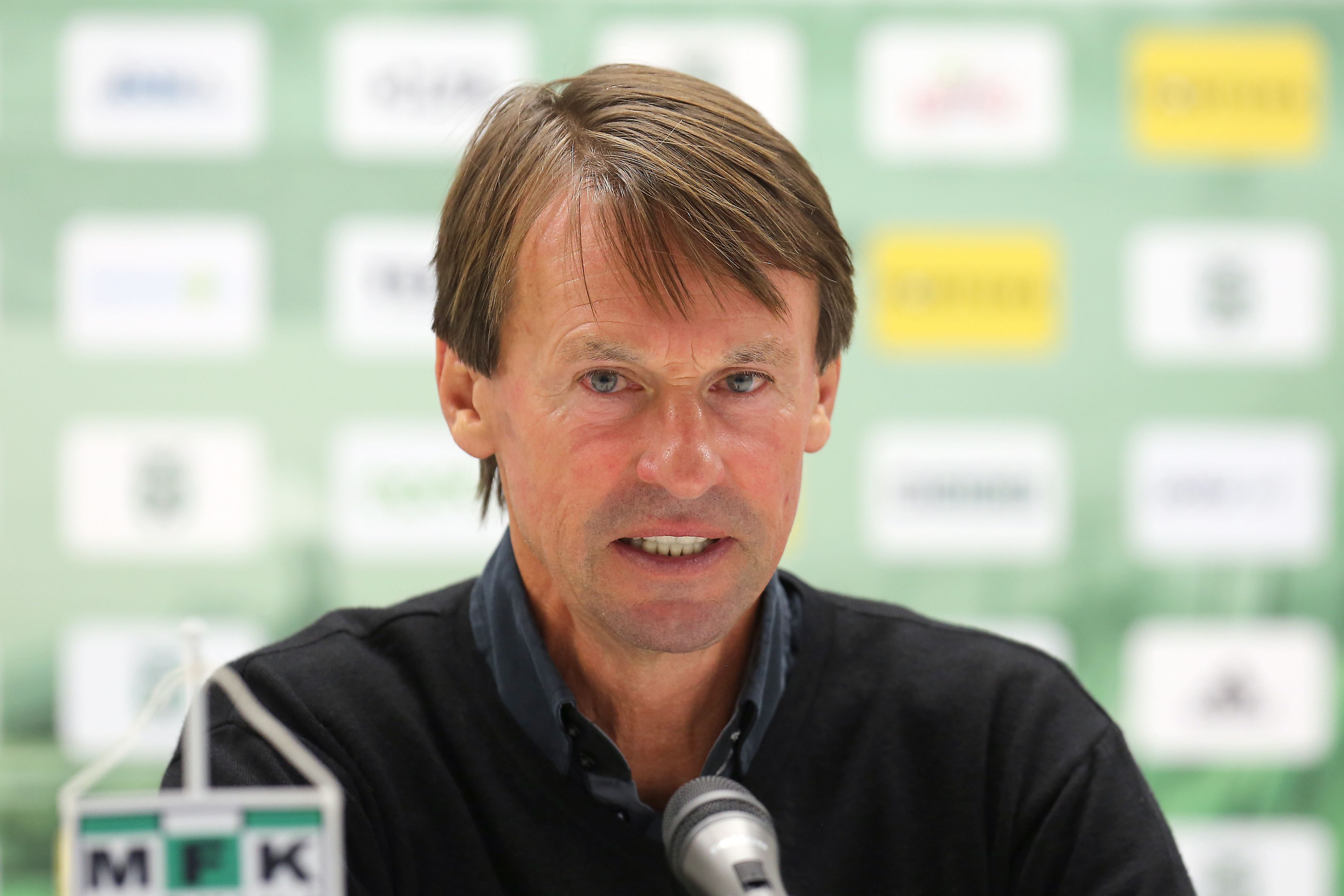 Fußball-Trainer Frantisek Straka blickt Ende September 2019 während einer Pressekonferenz in die Kamera eines Fotografen.