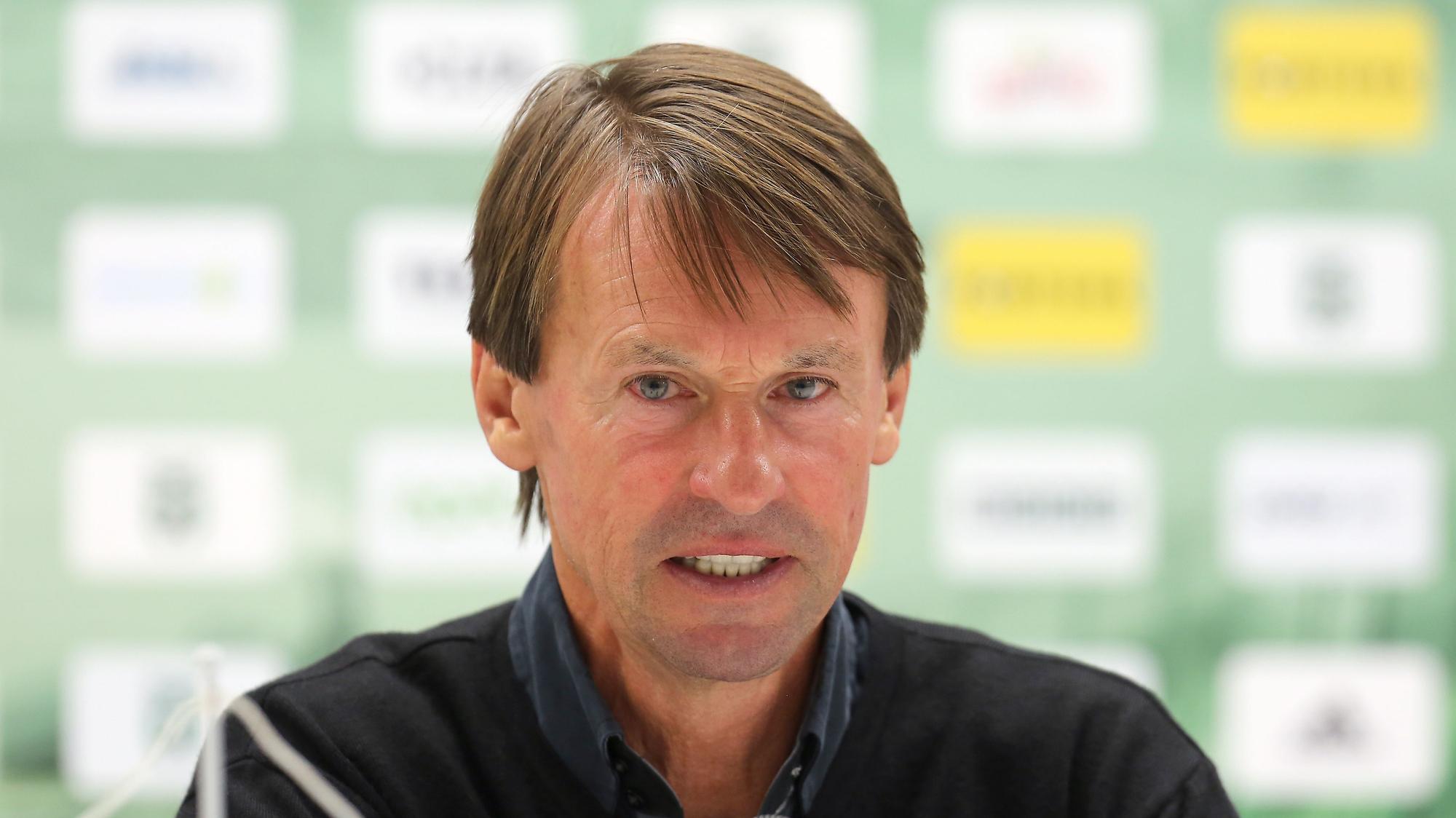 Fußball-Trainer Frantisek Straka blickt Ende September 2019 während einer Pressekonferenz in die Kamera eines Fotografen.