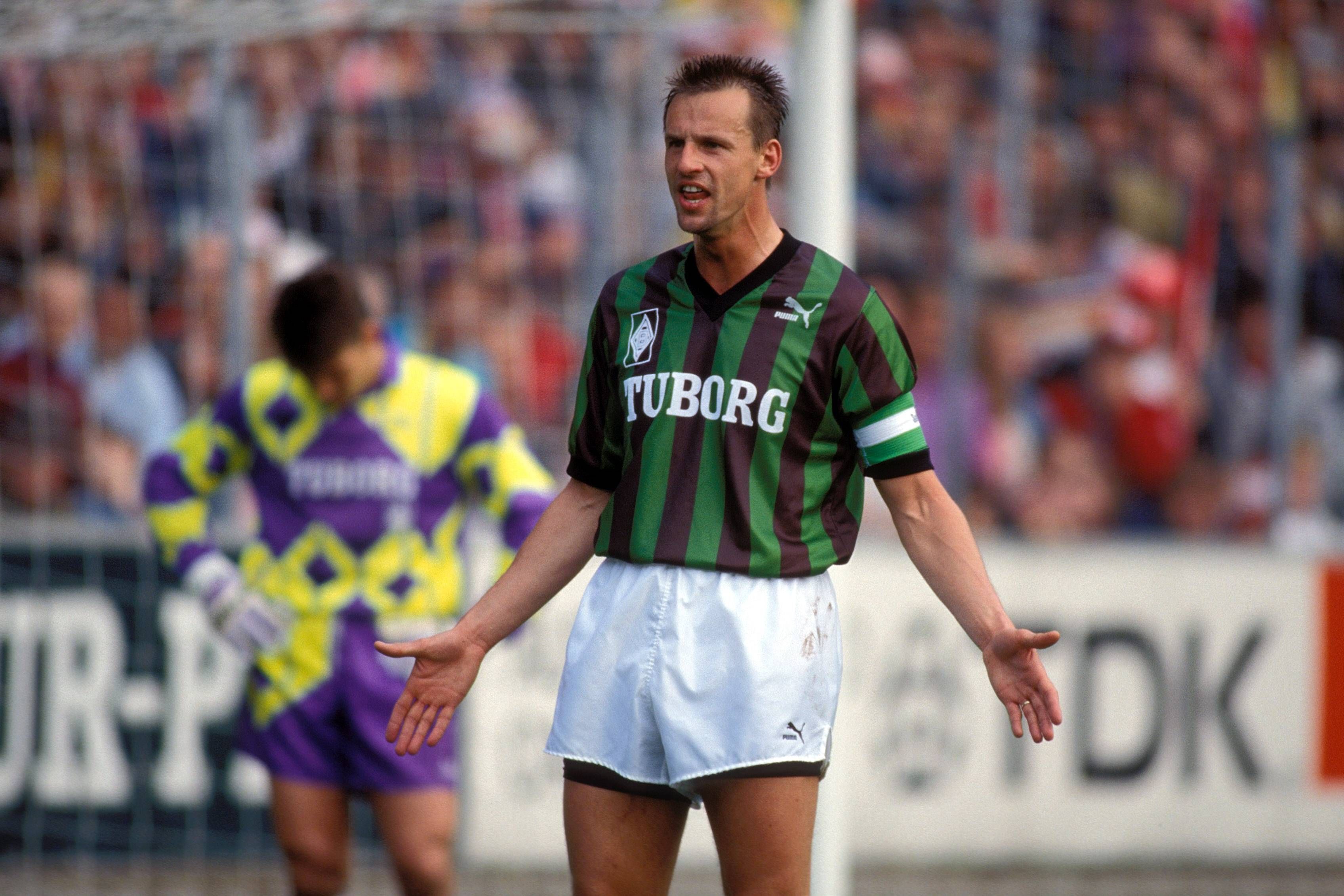 Frantisek Straka im März 1991 als Kapitän der Gladbacher Borussia. Im Hintergrund ist Torhüter Uwe Kamps zu erkennen.