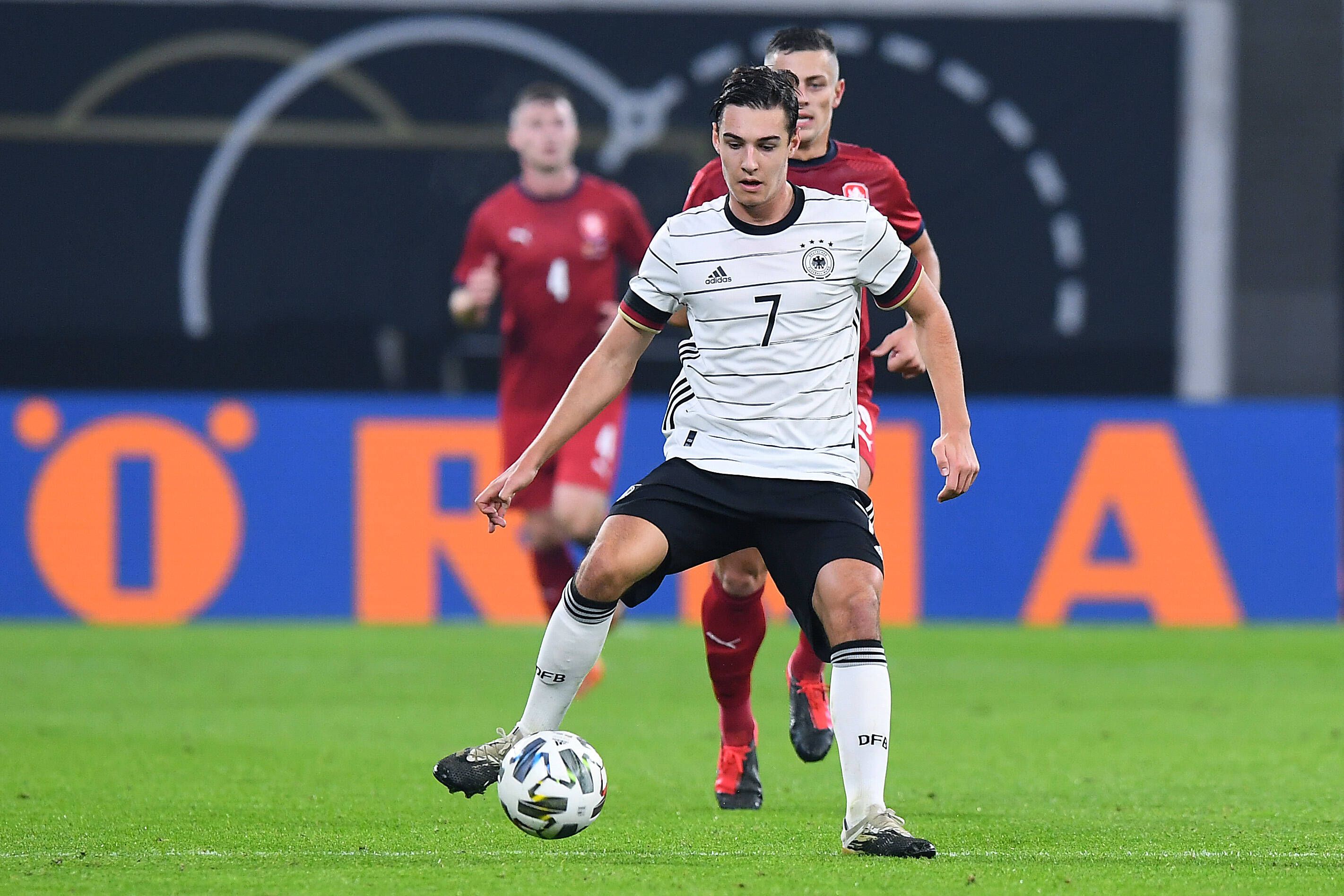 Gladbachs Mittelfeldspieler Florian Neuhaus kontrolliert während des Länderspiels zwischen Deutschland und Tschechien den Ball.