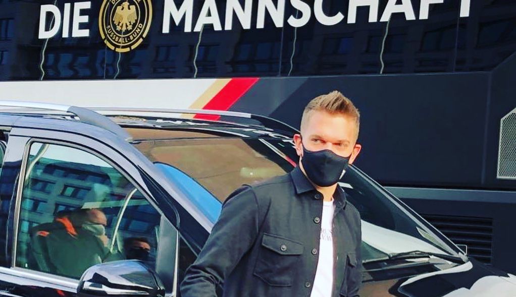 Gladbachs Abwehr-Chef Matthias Ginter checkt am Donnerstag im DFB-Team-Hotel in Leipzig ein.