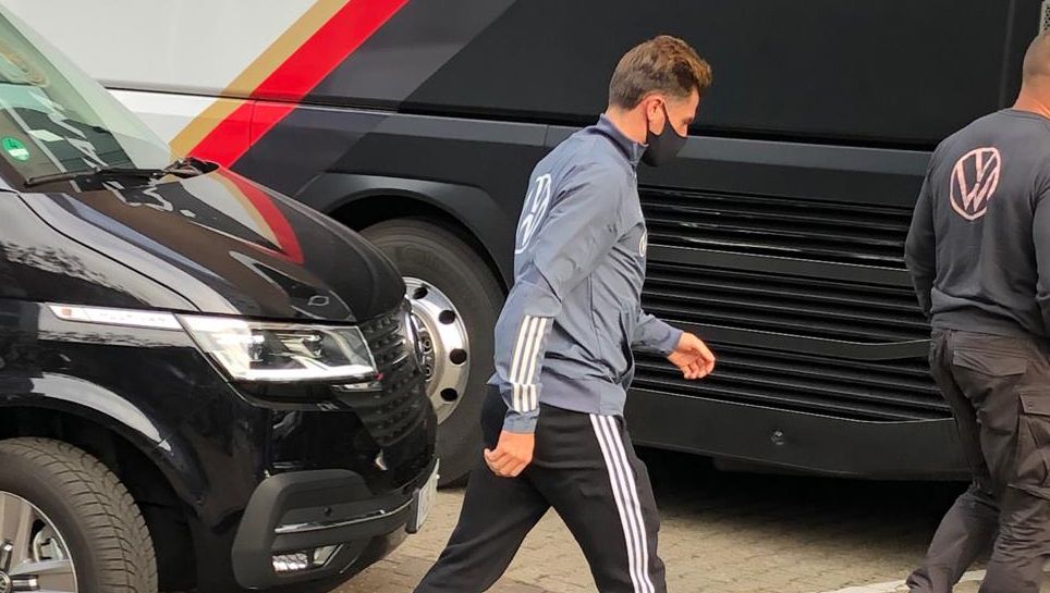Borussias Offensiv-Wirbler Jonas Hofmann hat sich beim Länderspiel der DFB-Elf gegen Tschechien eine Muskelblessur zugezogen. Am Donnerstag unterzog der Nationalspieler sich in Leipzig einer MRT-Untersuchung. Hier geht er Zurücks ins Mannschaftshotel.
