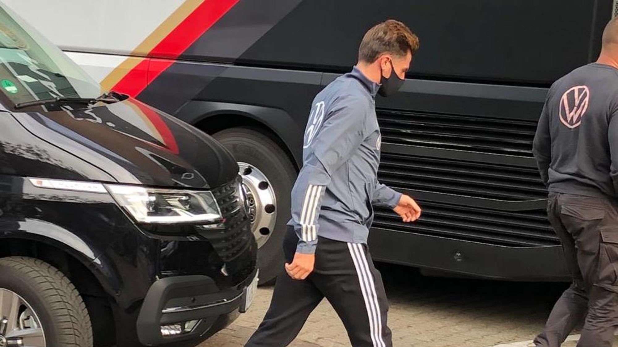 Borussias Offensiv-Wirbler Jonas Hofmann hat sich beim Länderspiel der DFB-Elf gegen Tschechien eine Muskelblessur zugezogen. Am Donnerstag unterzog der Nationalspieler sich in Leipzig einer MRT-Untersuchung. Hier geht er Zurücks ins Mannschaftshotel.